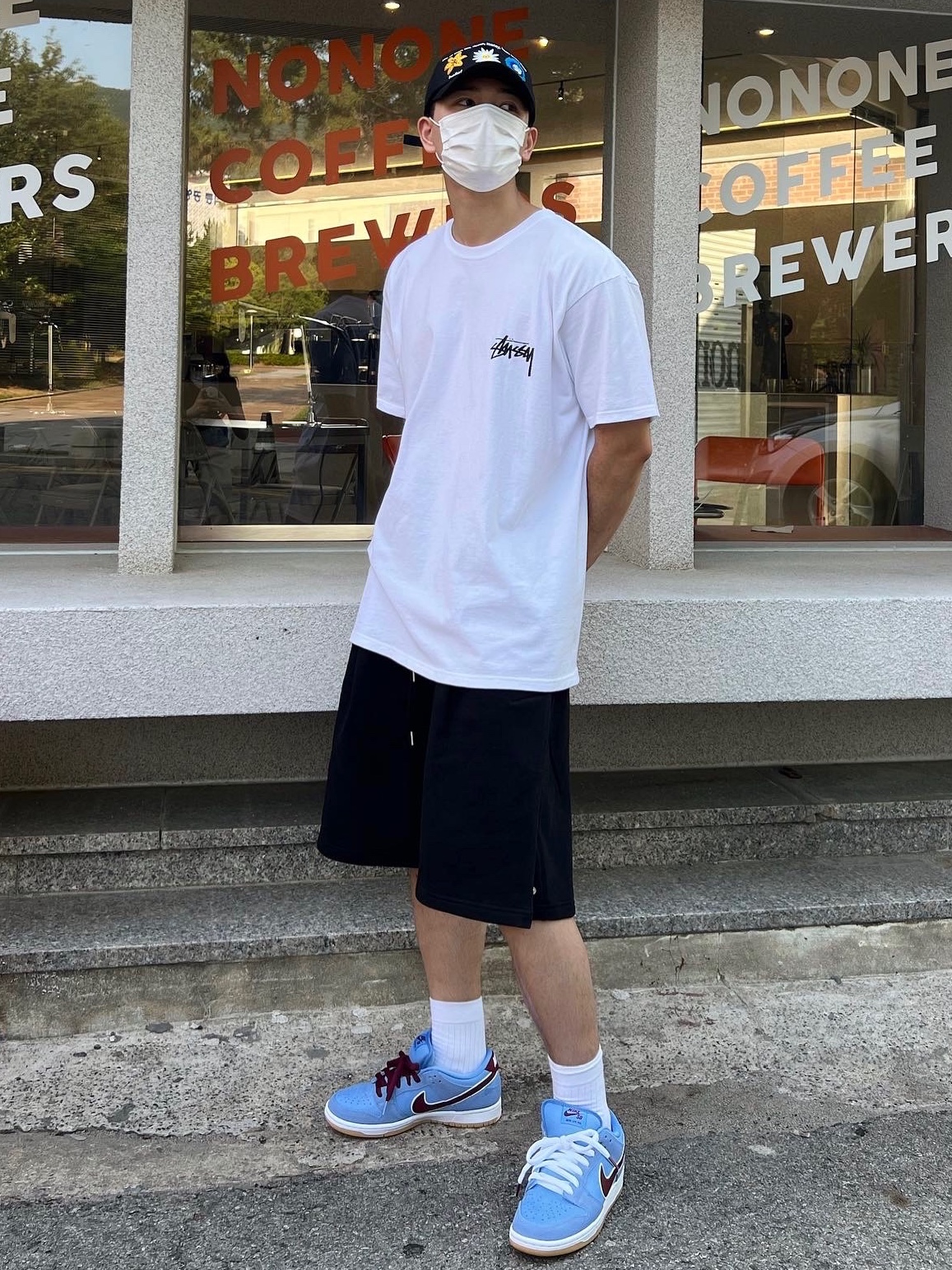 Stussy Fuzzy Dice T-Shirt White, Nike SB Dunk Low Premium Valor Blue and Team Maroon 착용 스타일