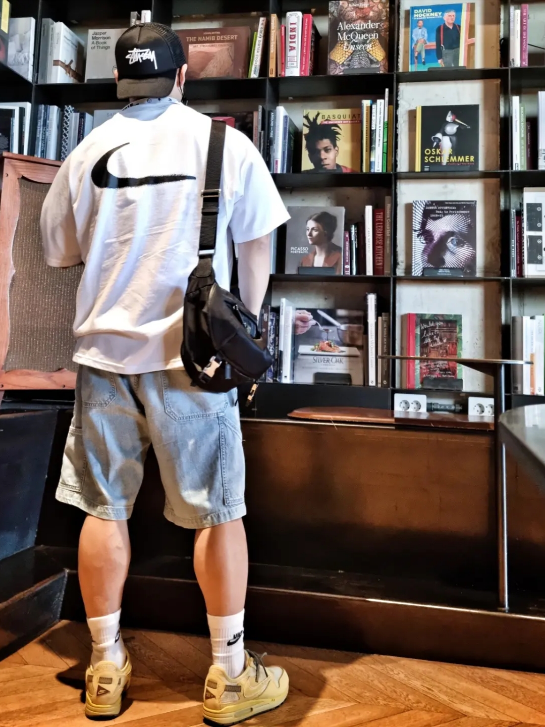 Nike x Travis Scott Air Max 1 Cact.us Gold, Nike x Off-White NRG Short Sleeve T-Shirt White 착용 스타일 - 2