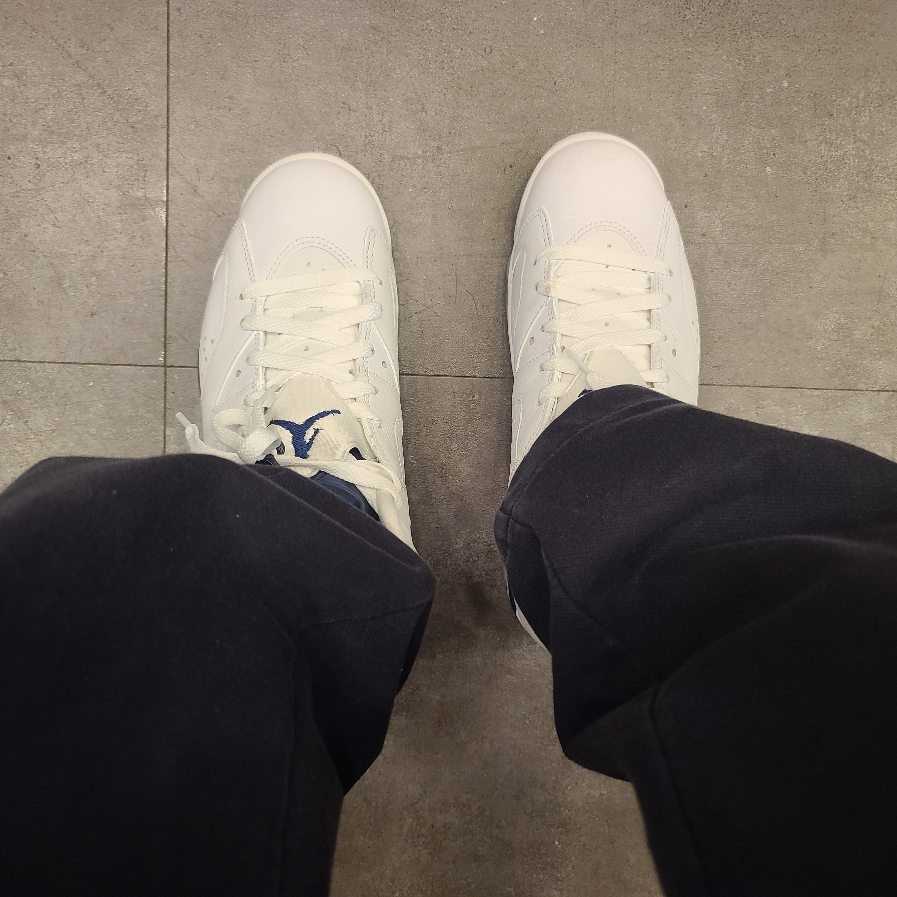 Jordan 6 Retro Midnight Navy, Jordan 6 Retro University Blue 착용 스타일 - 1