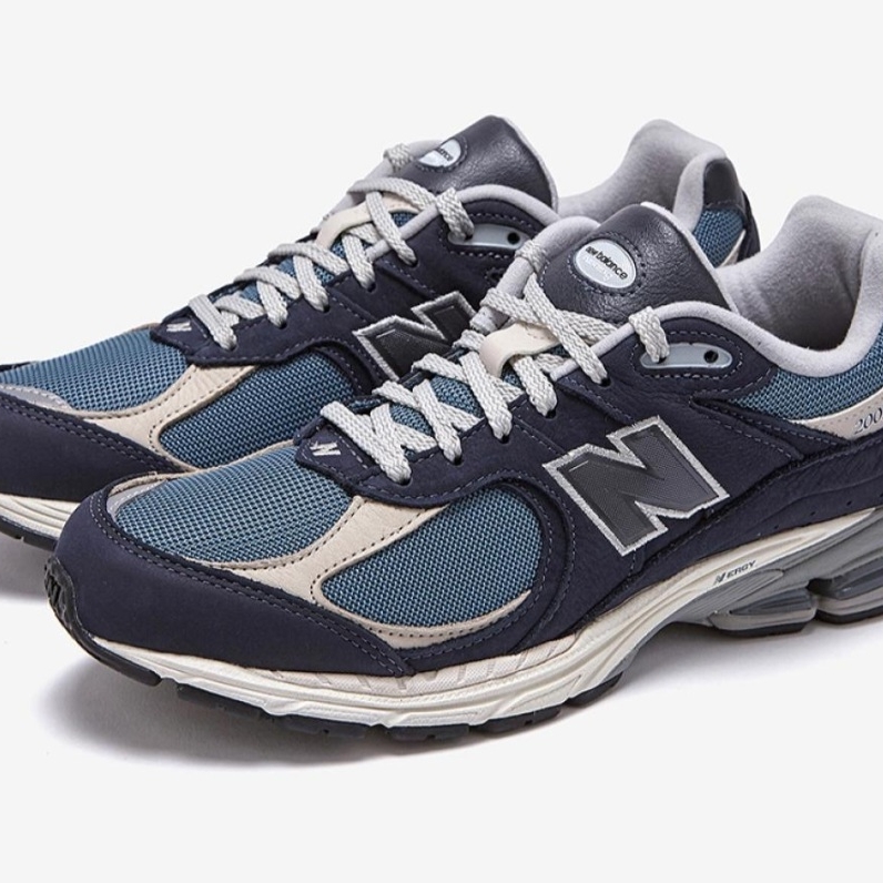 New Balance 2002R Dark Navy 착용 스타일