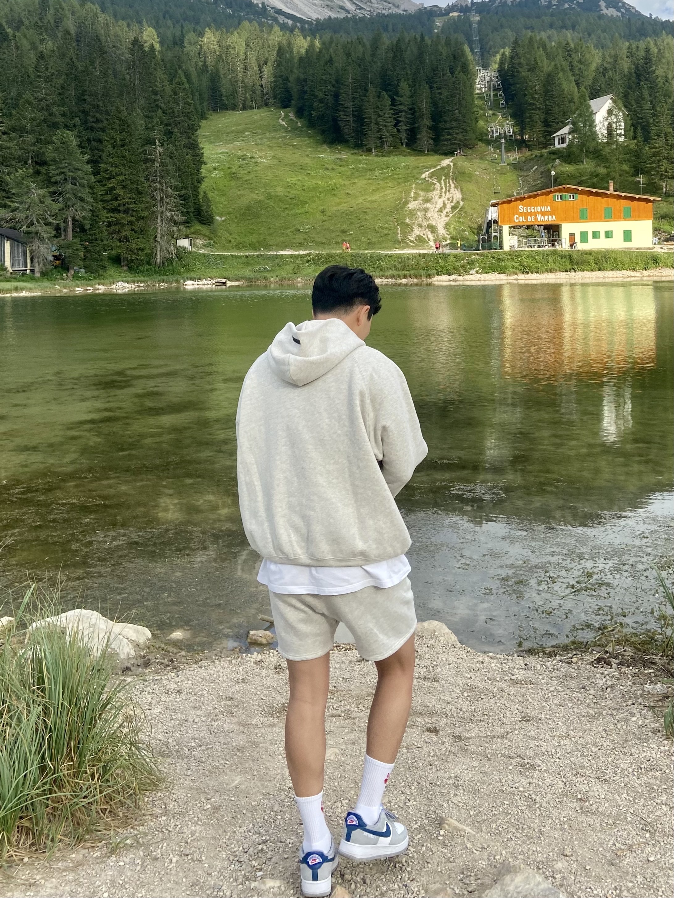 Essentials The Core Collection Pullover Hoodie Oatmeal, Essentials The Core Collection Sweatshorts Oatmeal 착용 스타일 - 3