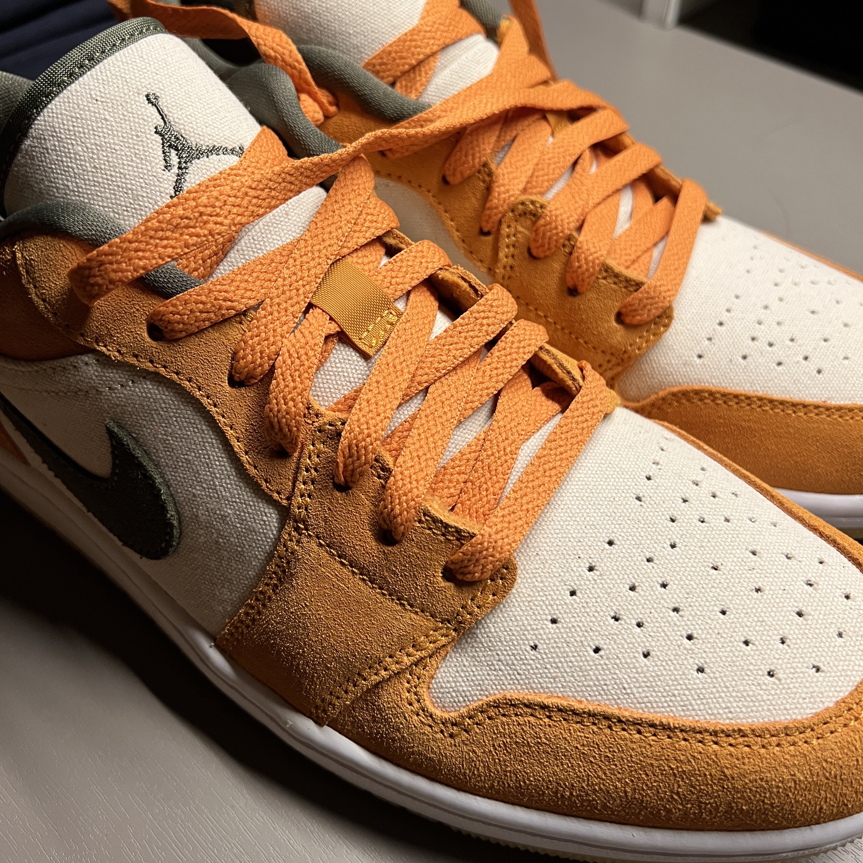 Jordan 1 Low SE Light Curry 착용 스타일