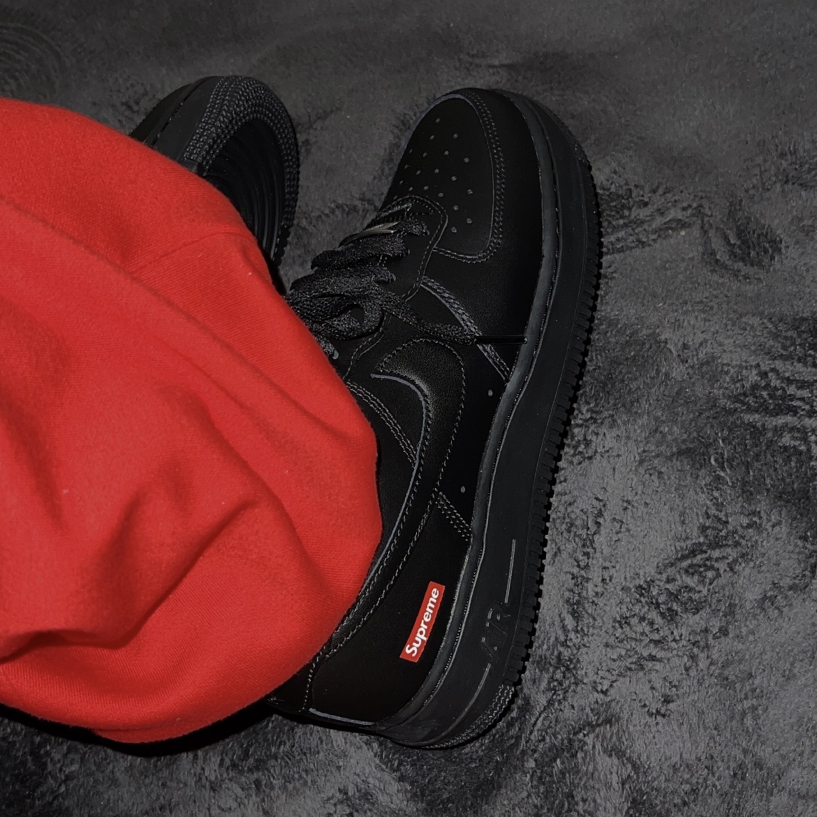 Nike x Supreme Air Force 1 Low Black 착용 스타일 - 1