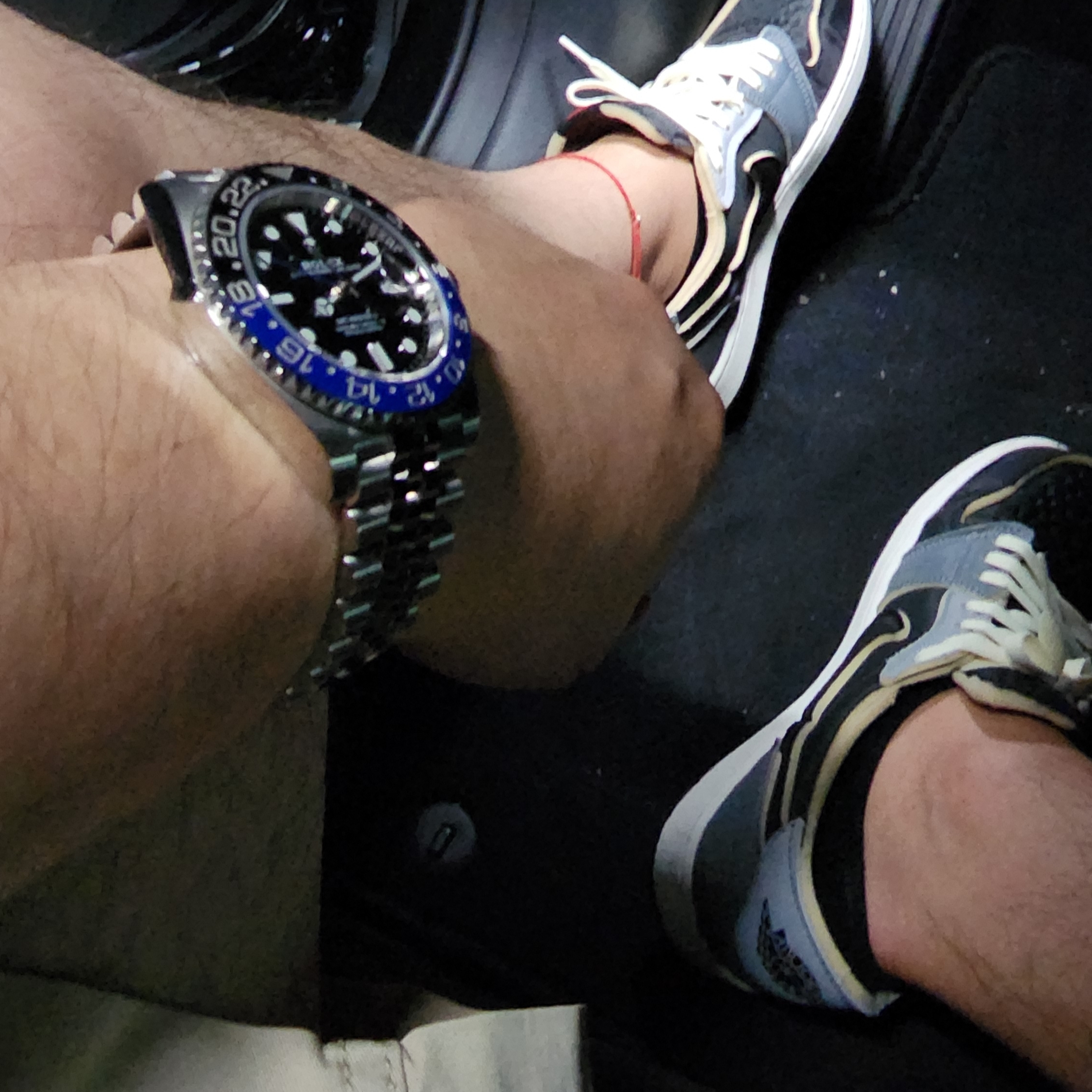 Jordan 1 Retro Low OG EX Black and Smoke Grey, Rolex GMT-Master II 40mm 126710BLNR Black Jubilee 착용 스타일