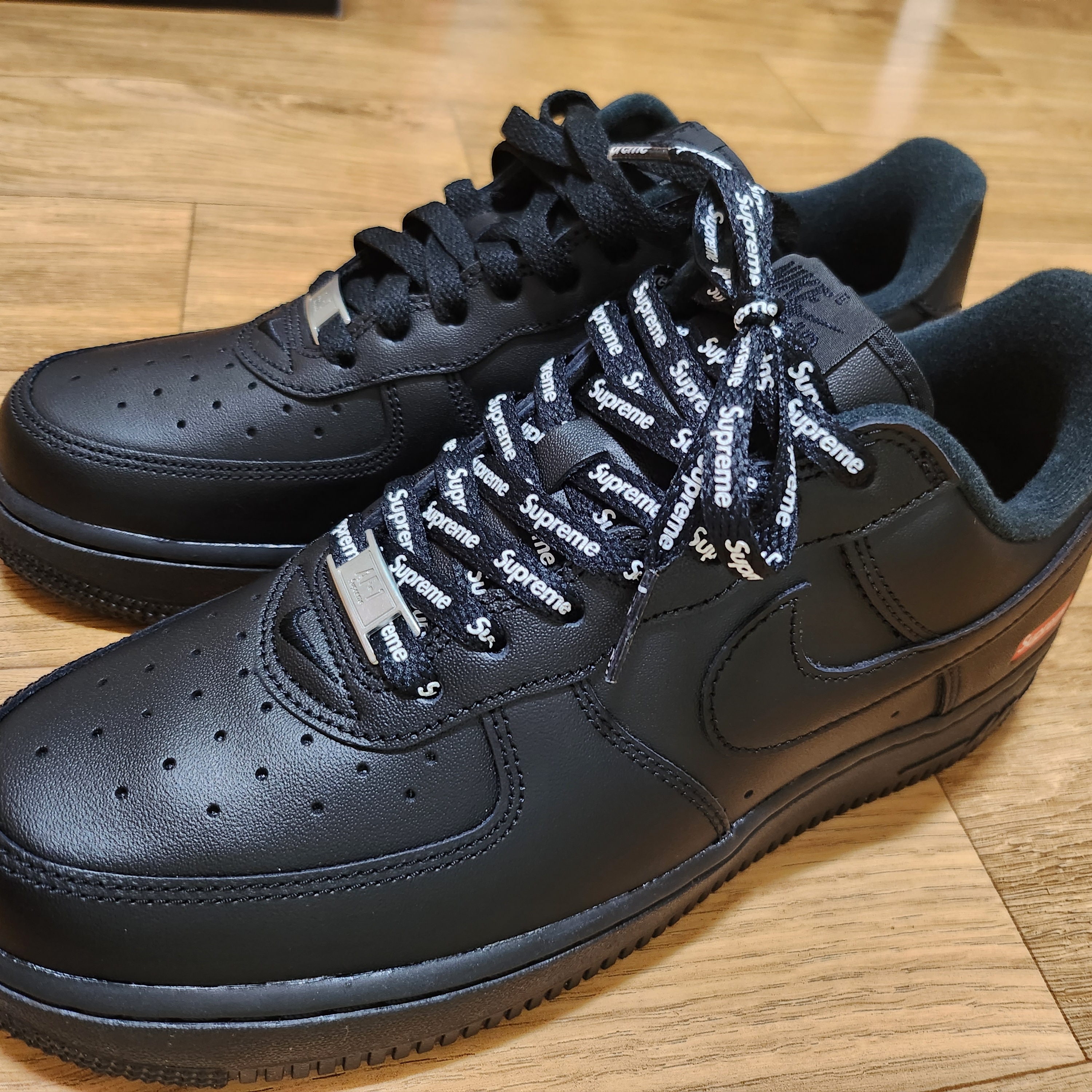 Nike x Supreme Air Force 1 Low Black 착용 스타일