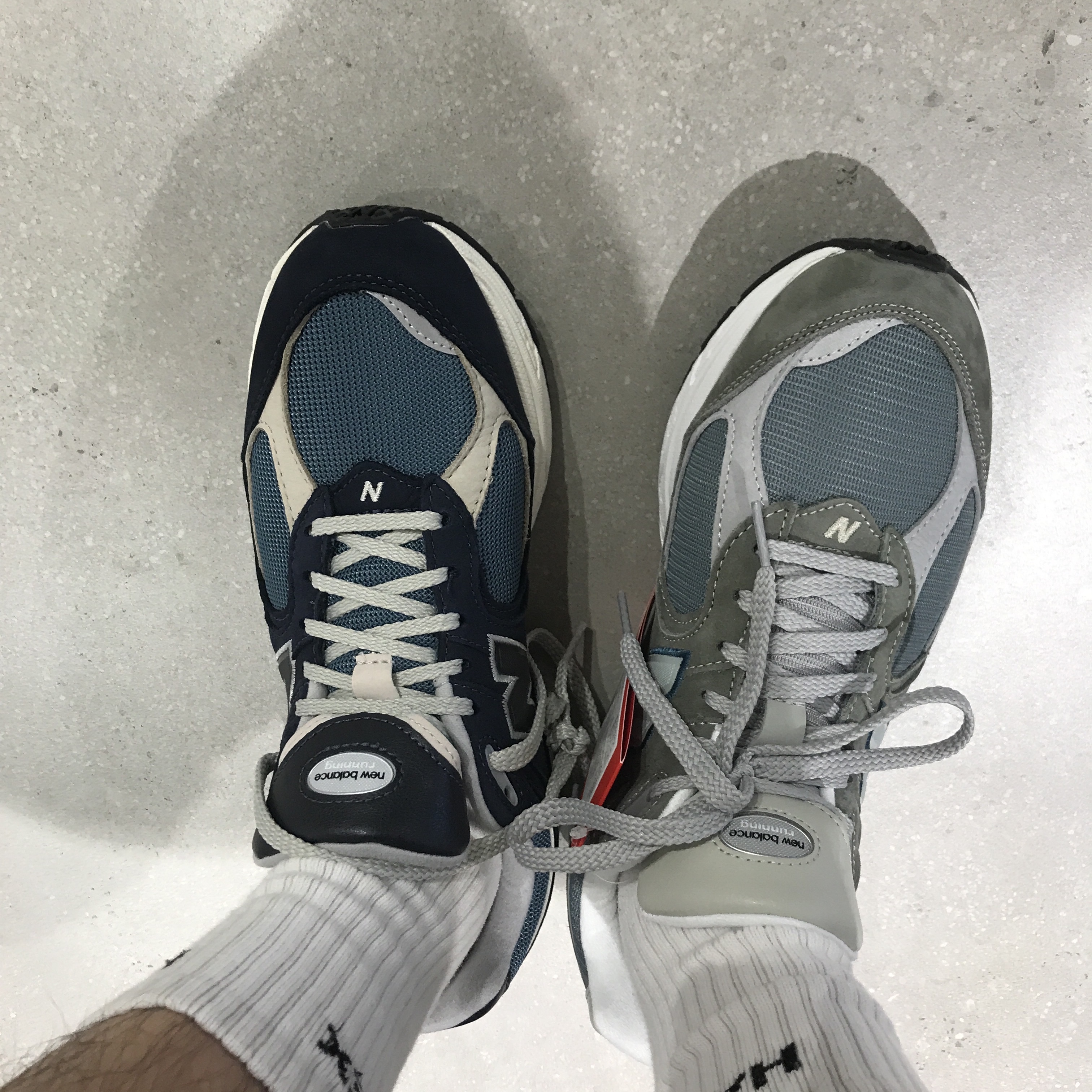 New Balance 2002R Dark Navy, New Balance 2002R Cool Grey 착용 스타일 - 1