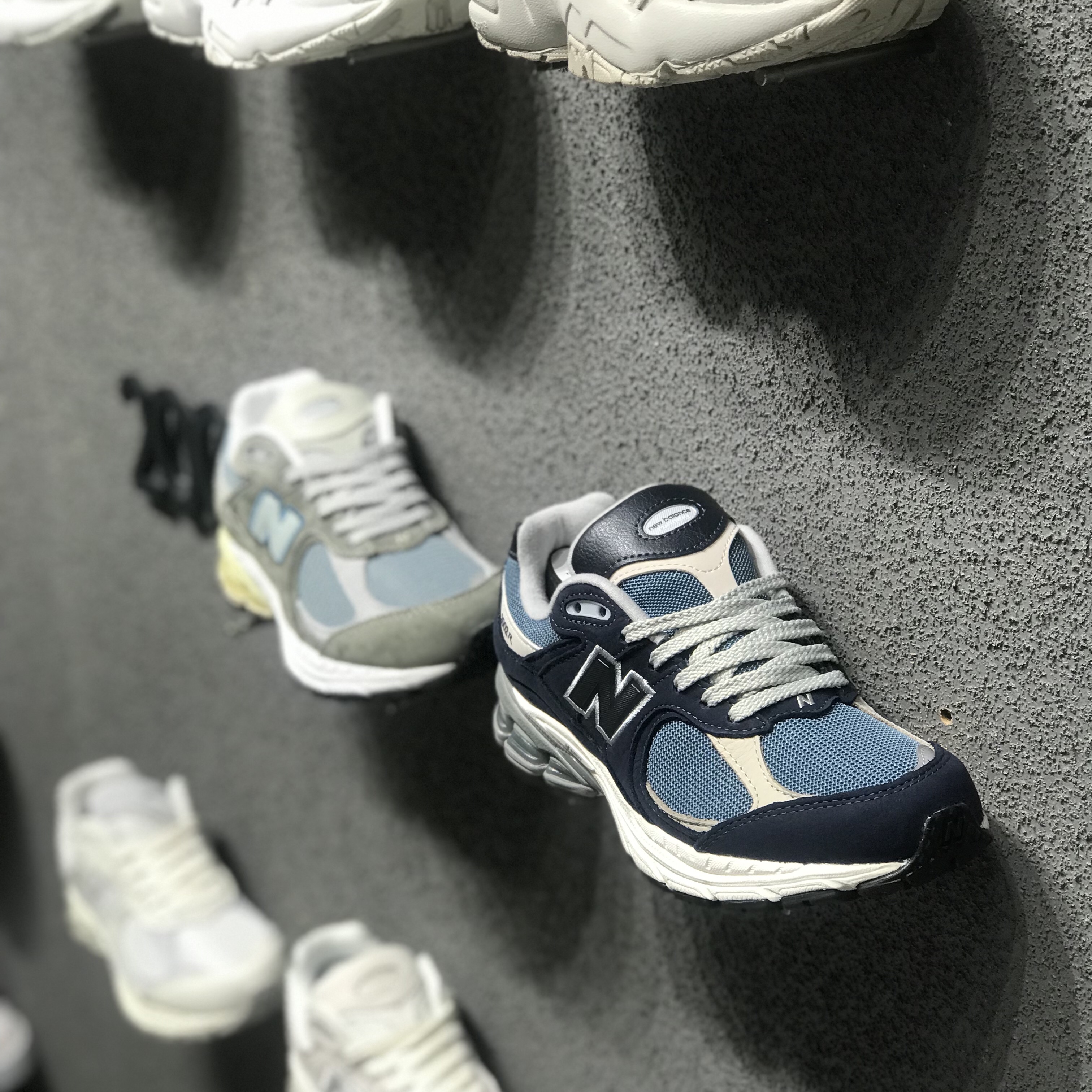 New Balance 2002R Dark Navy, New Balance 2002R Cool Grey 착용 스타일 - 2