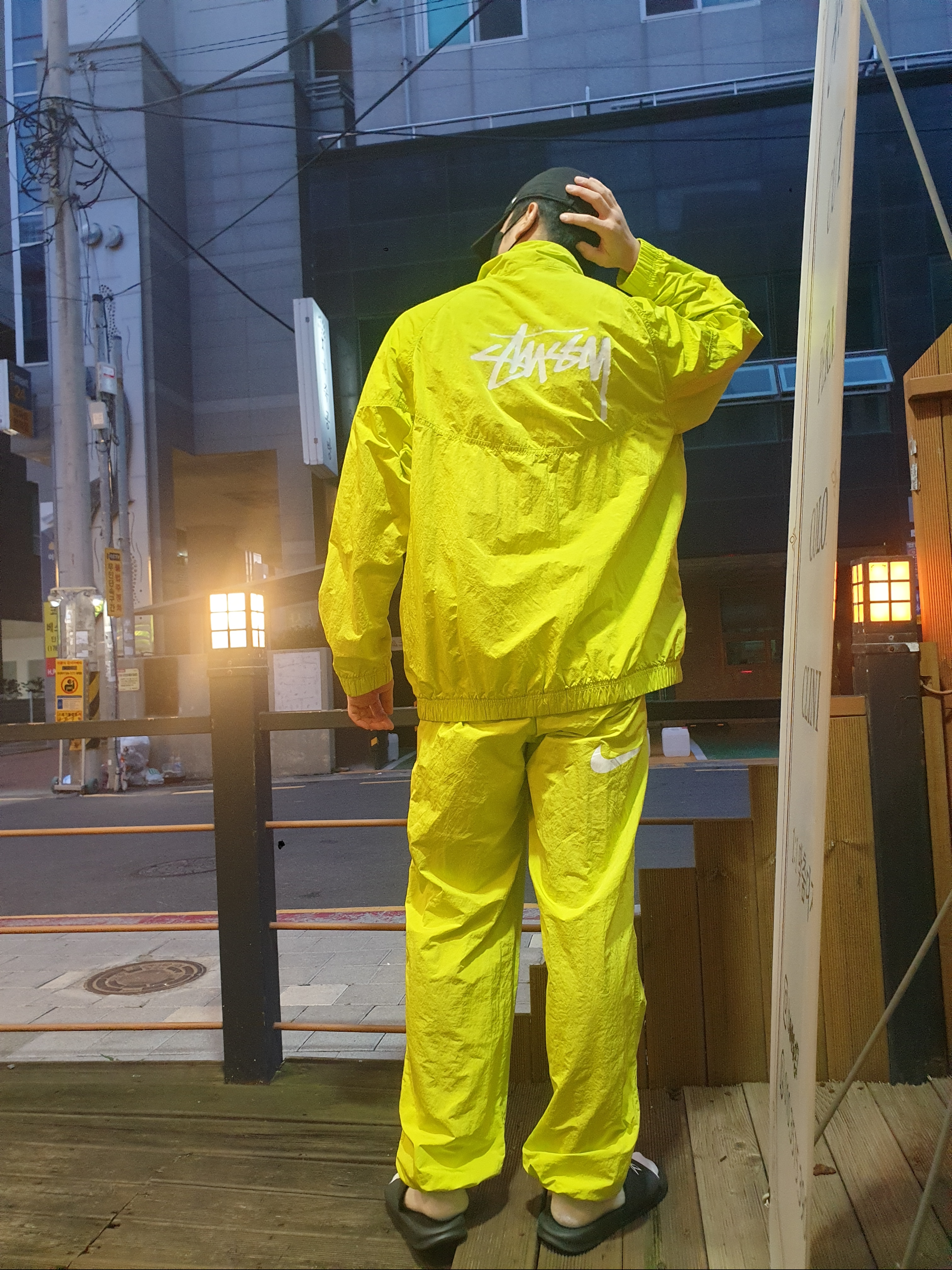 Nike x Stussy Beach Pants Bright Cactus, Nike x Stussy Benassi Slide Off Noir 착용 스타일 - 1