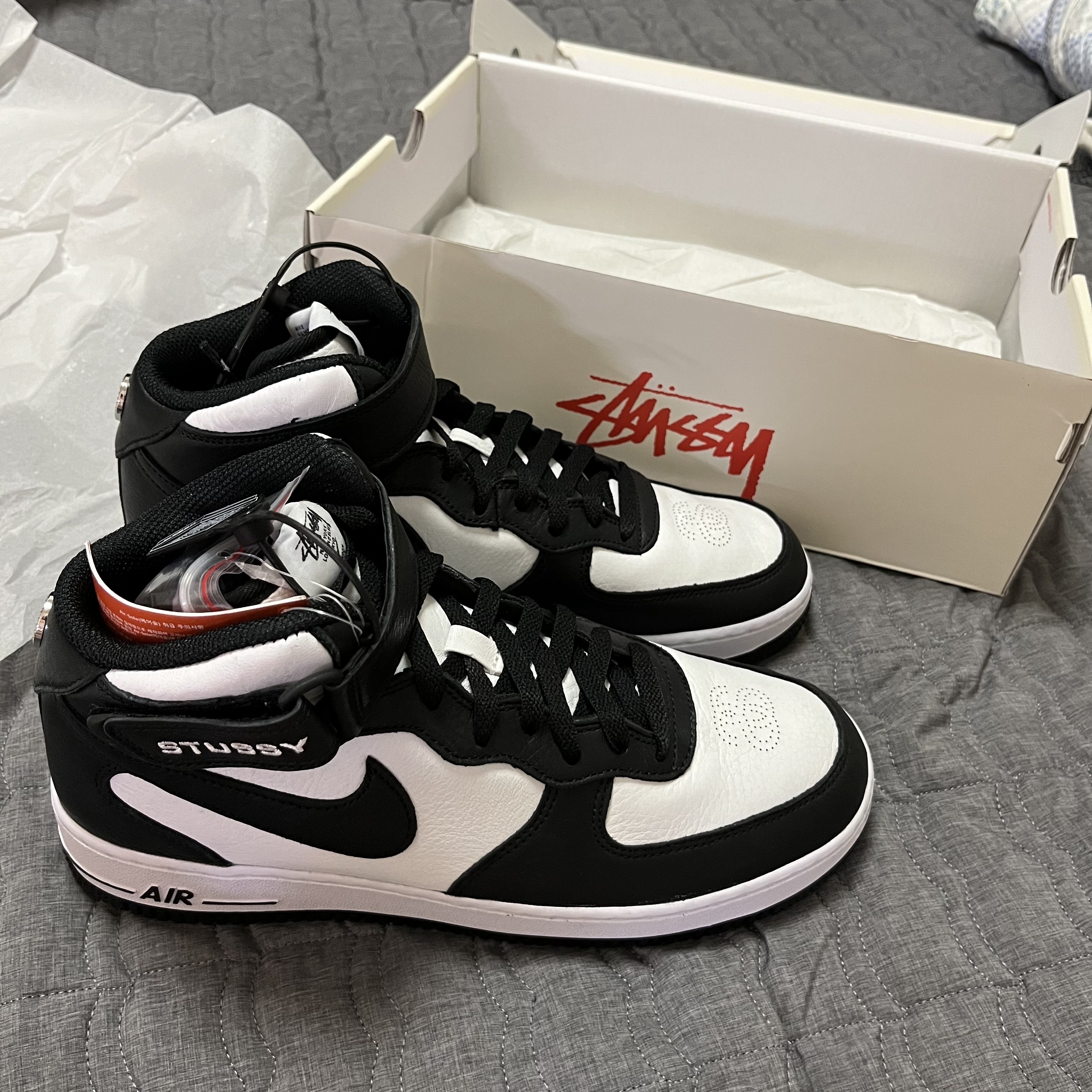 Nike x Stussy Air Force 1 '07 Mid SP Black and Light Bone 착용 스타일 - 2