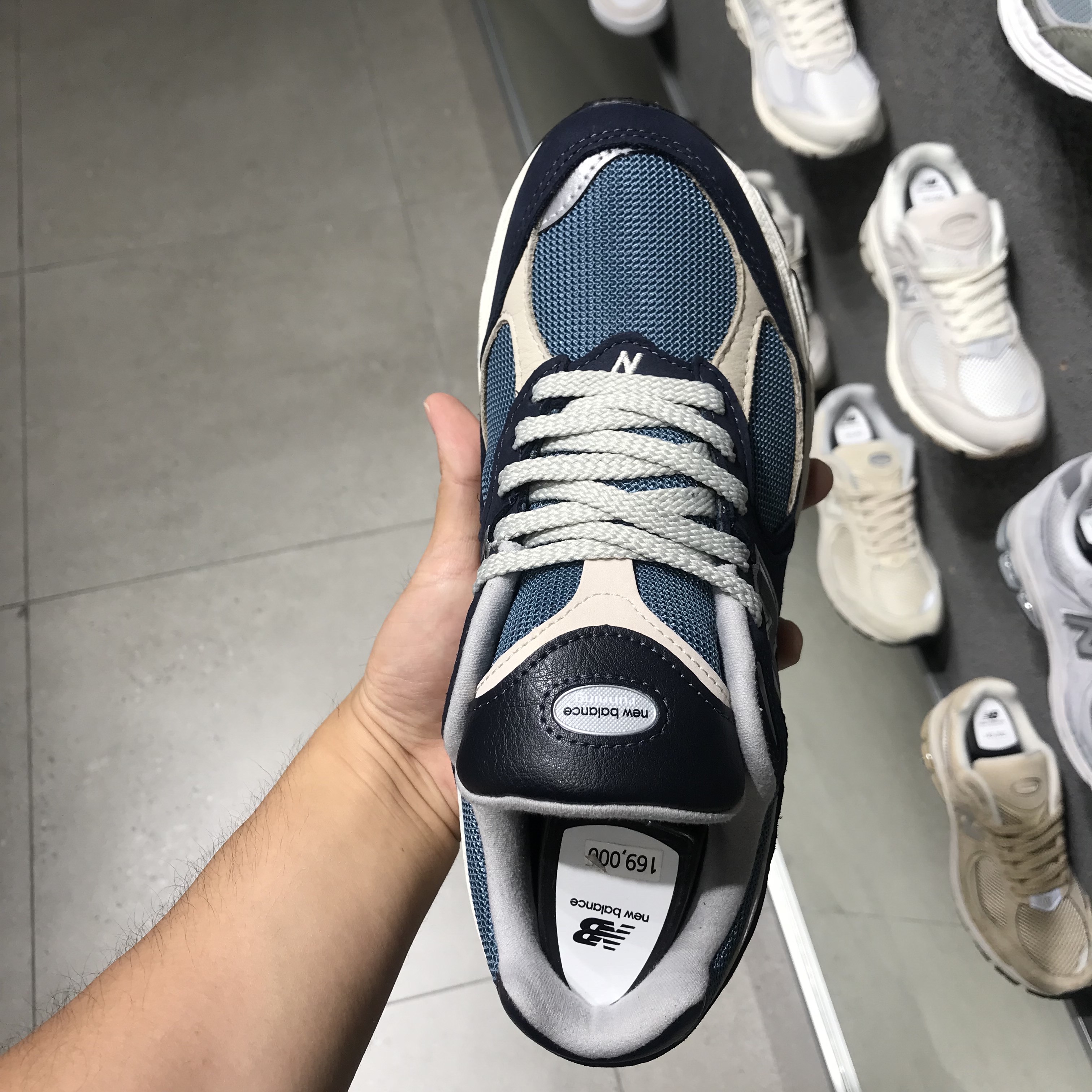 New Balance 2002R Dark Navy, New Balance 2002R Cool Grey 착용 스타일 - 3