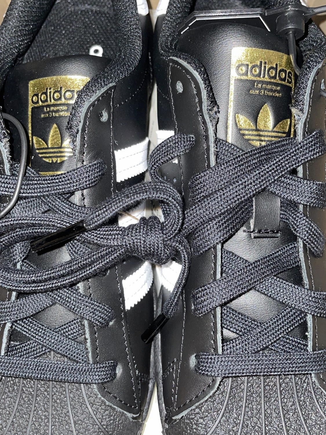 Adidas Superstar Core Black White 착용 스타일