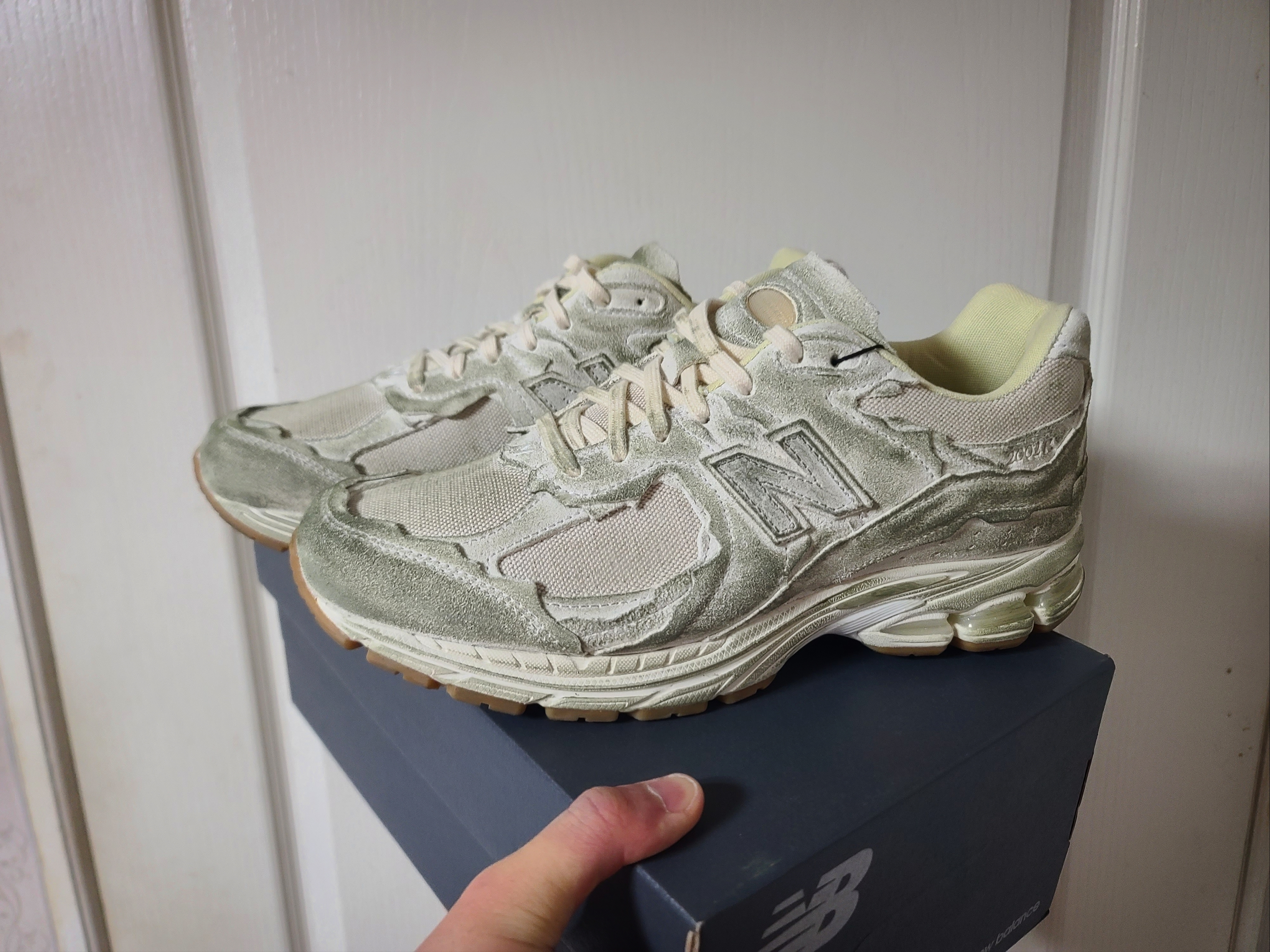 New Balance 2002R Protection Pack Distressed, New Balance x Auralee 2002R Yellow Beige 착용 스타일 - 1