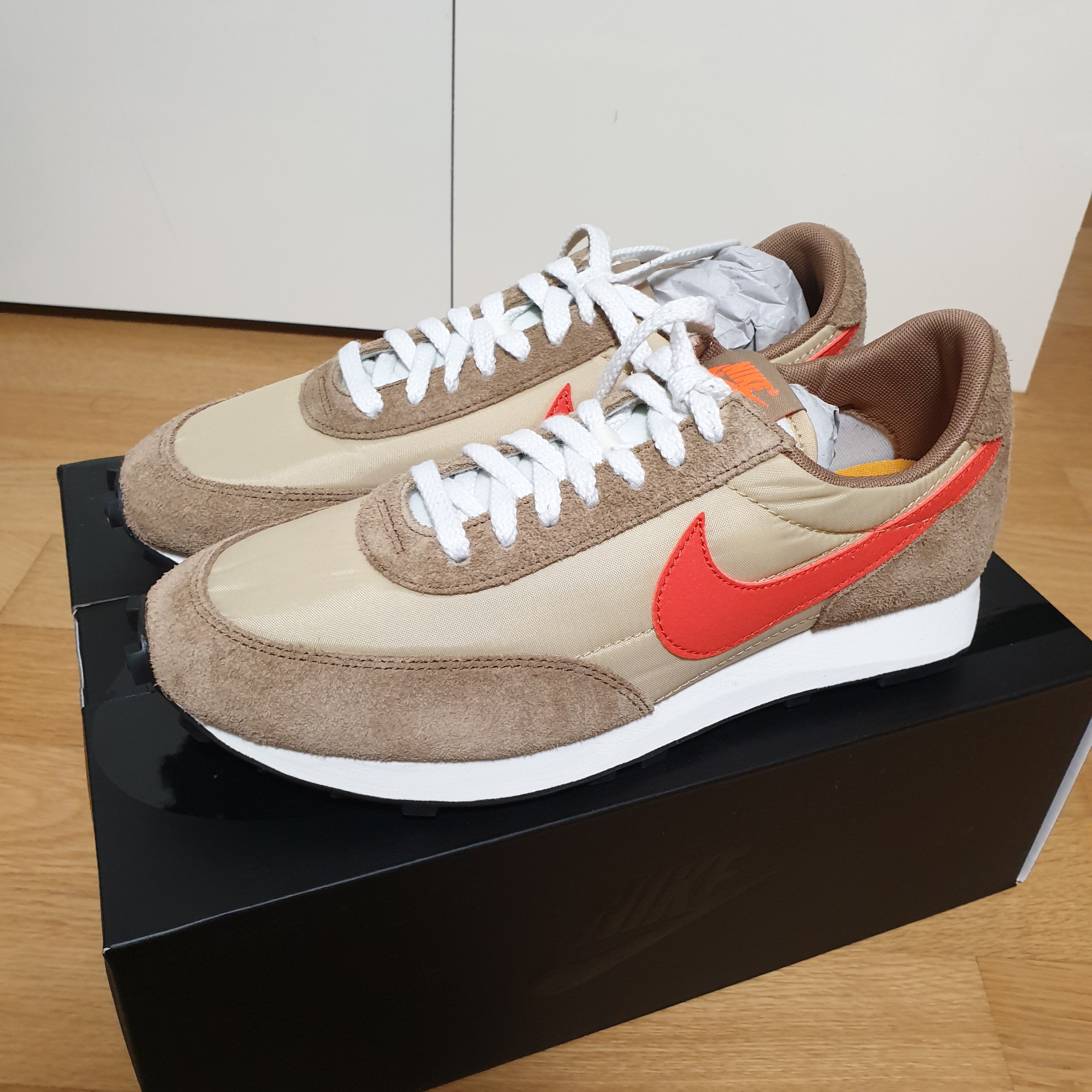 Nike Daybreak SP Vegas Gold College Orange 착용 스타일