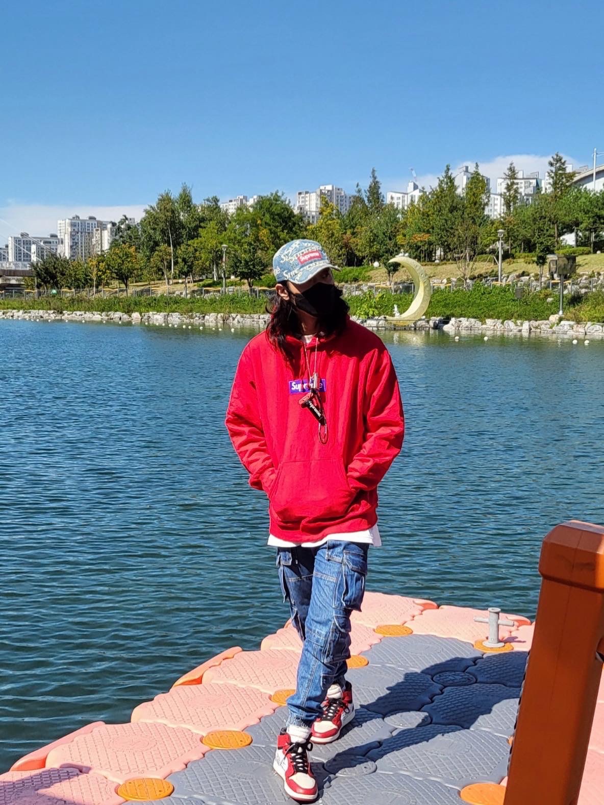 Supreme Frayed Logos Denim Camp Cap Blue - 21SS, Supreme Box Logo Hooded Sweatshirt Red - 17FW 착용 스타일 - 4