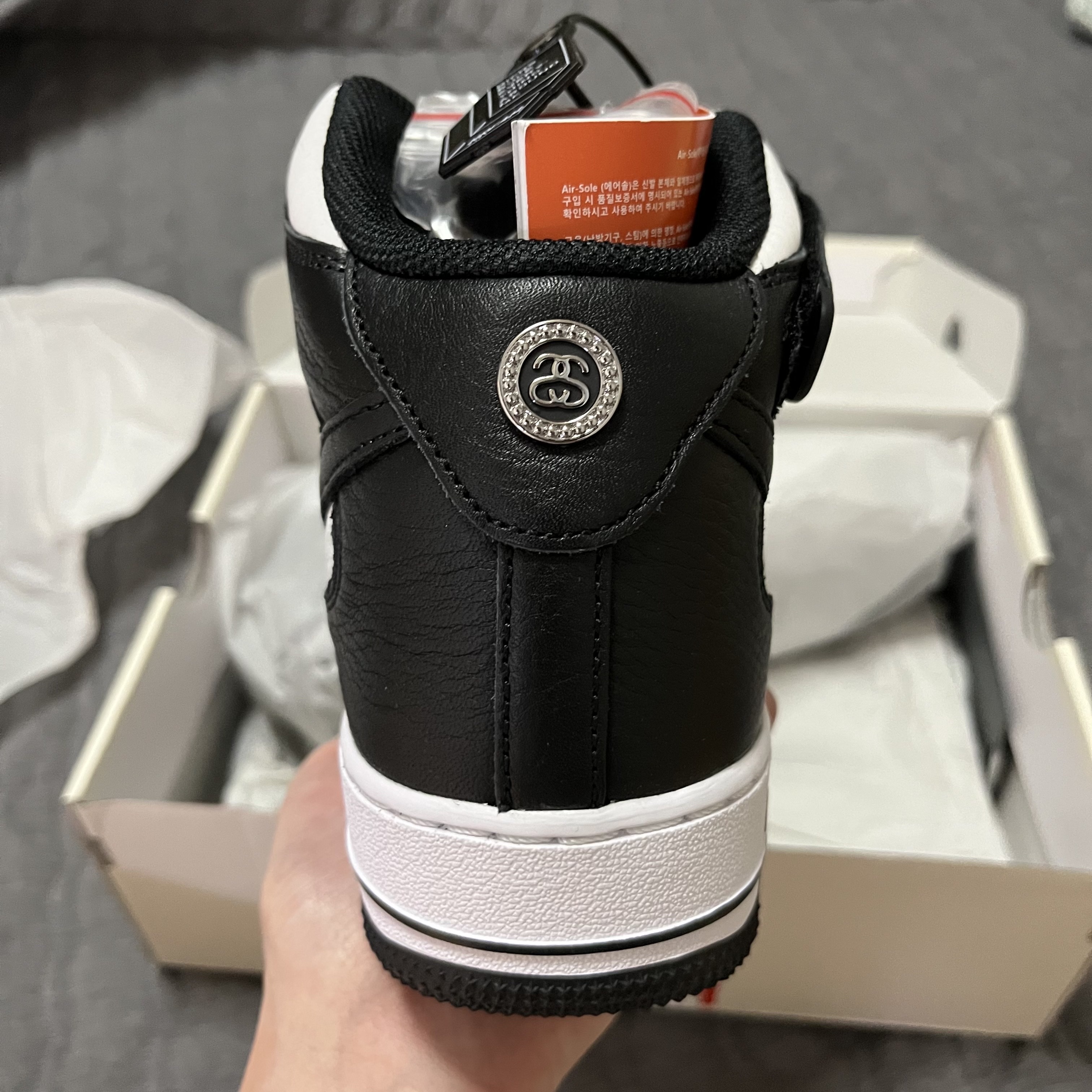 Nike x Stussy Air Force 1 '07 Mid SP Black and Light Bone 착용 스타일 - 5