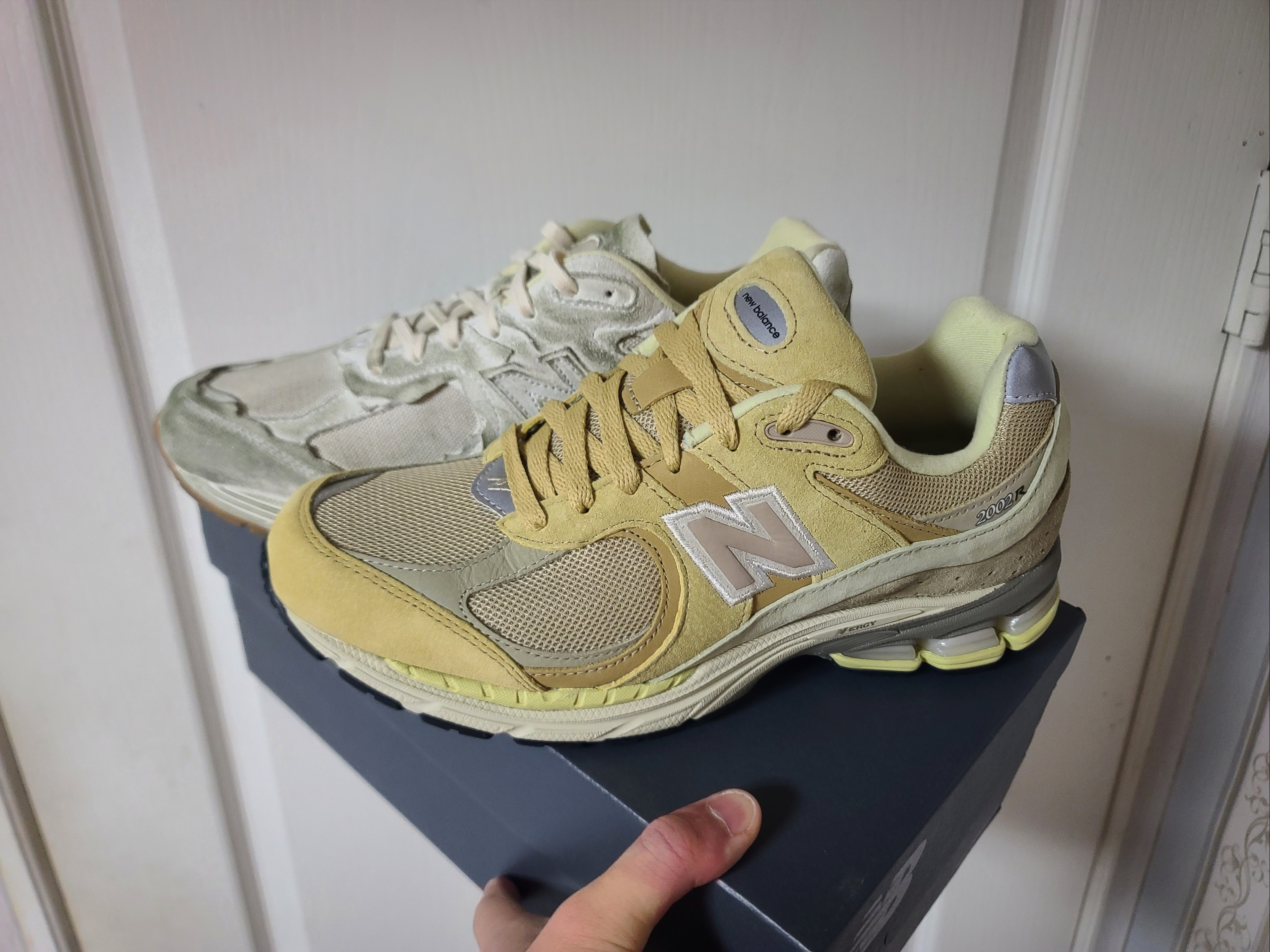 New Balance 2002R Protection Pack Distressed, New Balance x Auralee 2002R Yellow Beige 착용 스타일 - 2