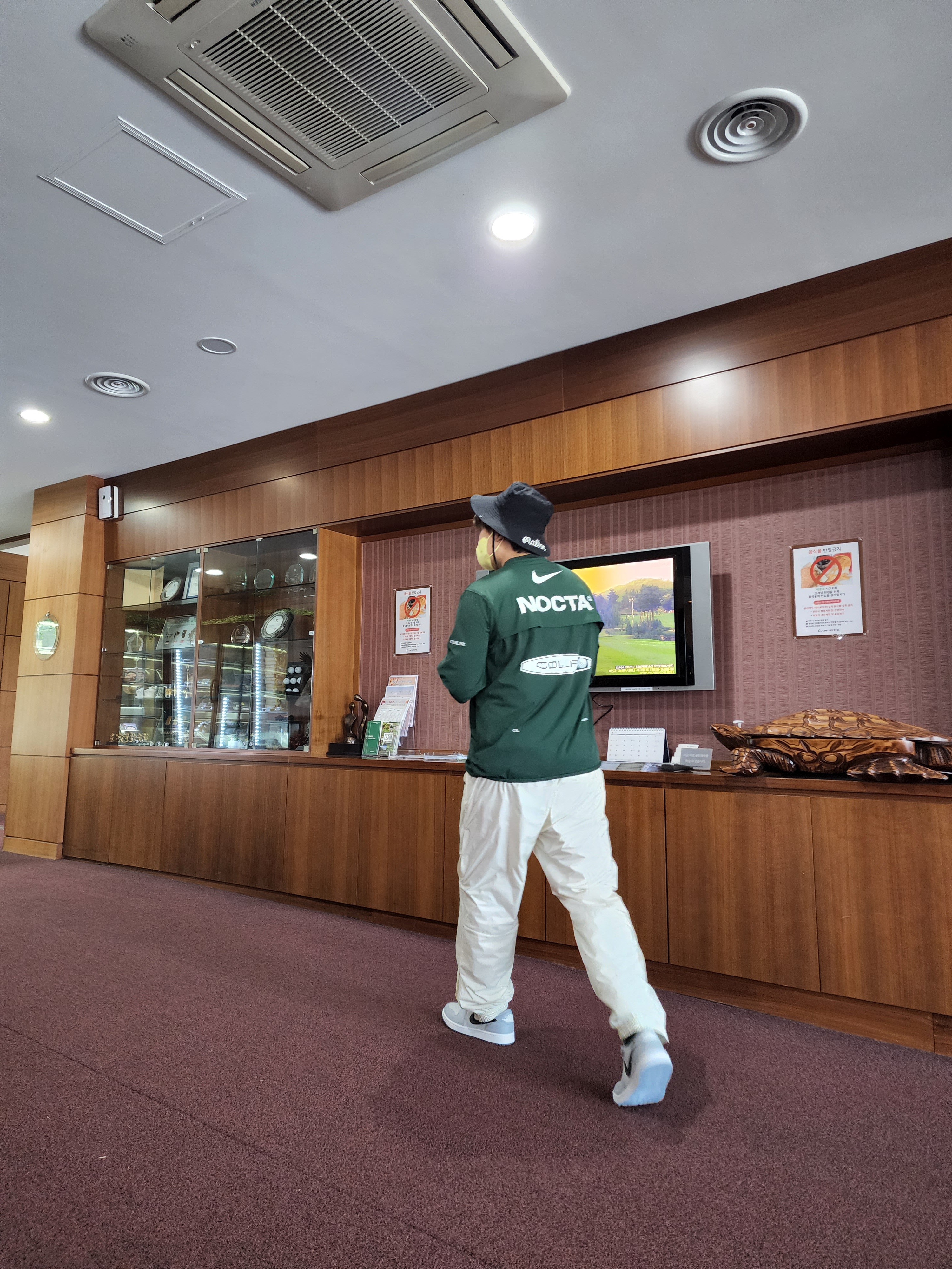 Nike x Drake Nocta Golf Crewneck Top Green - Asia, Malbon Golf M Bucket Classic Pouch Green 착용 스타일 - 2