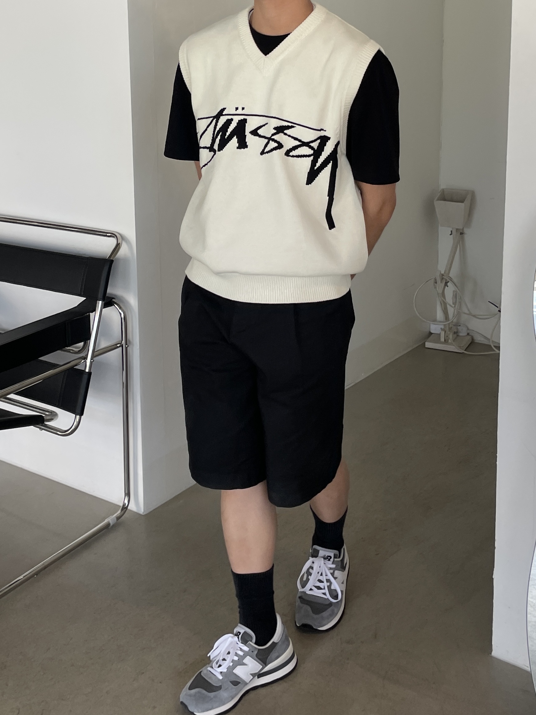 Stussy Sweater Vest Natural, New Balance 990v1 Made in USA Grey White 착용 스타일