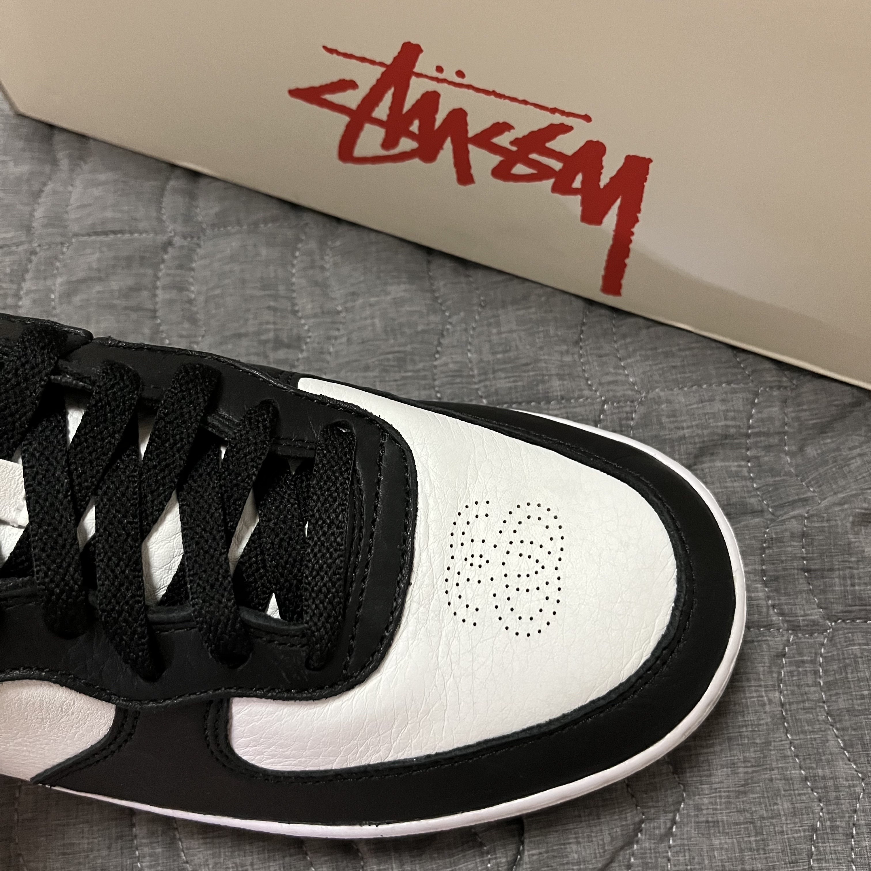 Nike x Stussy Air Force 1 '07 Mid SP Black and Light Bone 착용 스타일 - 3