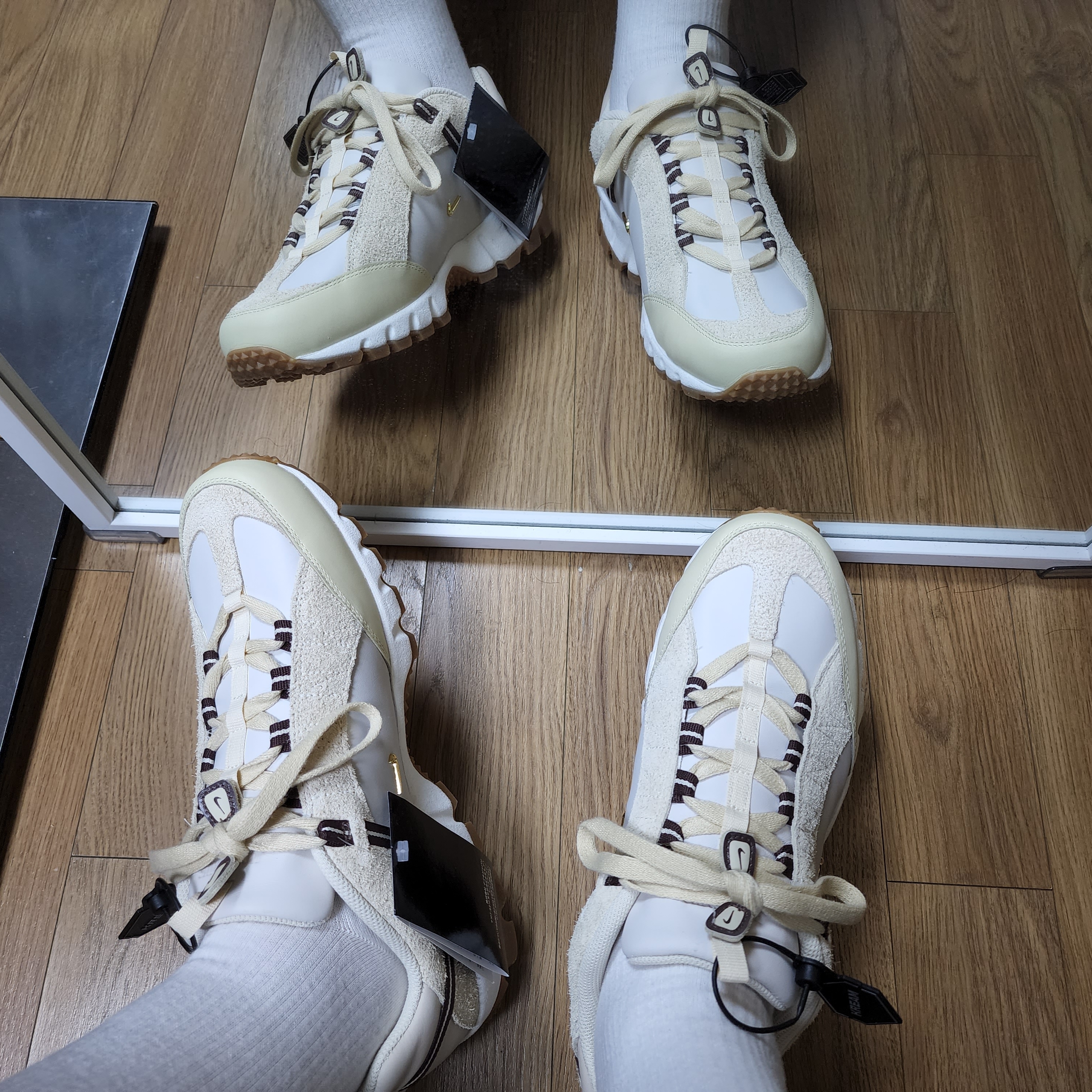 Nike x Jacquemus Air Humara LX Light Bone and Gold 착용 스타일 - 3