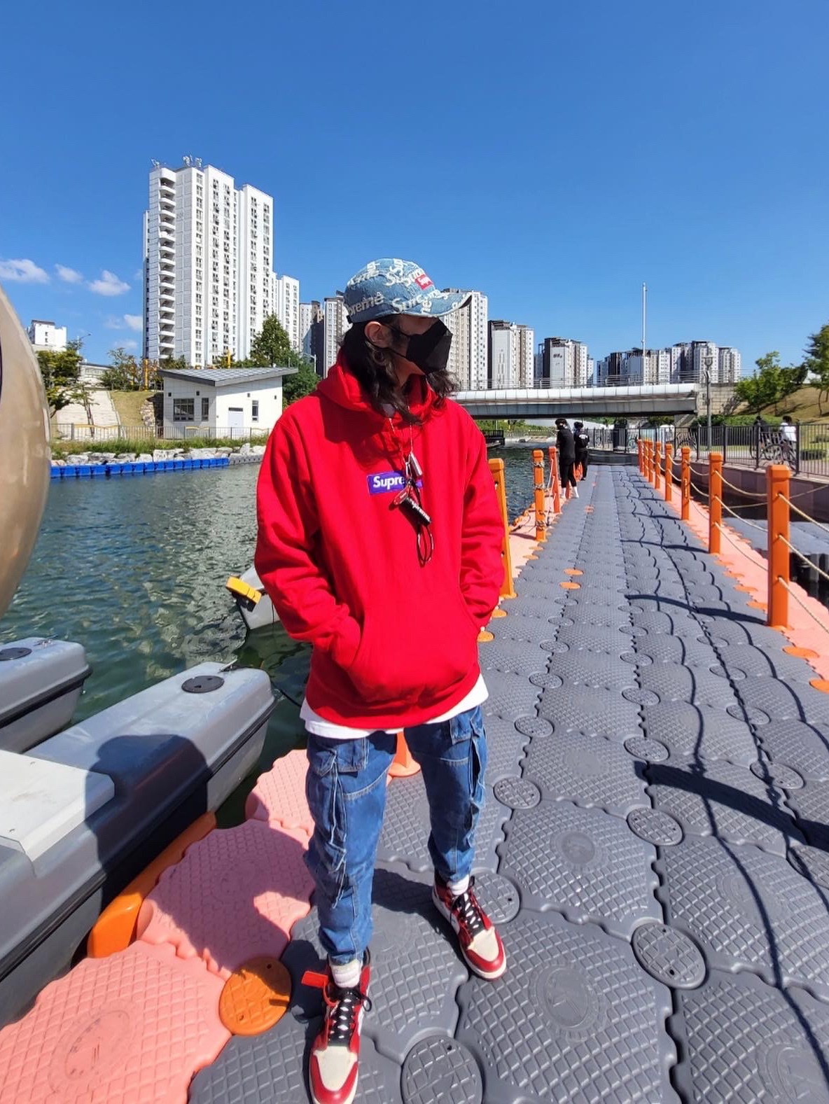 Supreme Frayed Logos Denim Camp Cap Blue - 21SS, Supreme Box Logo Hooded Sweatshirt Red - 17FW 착용 스타일 - 3