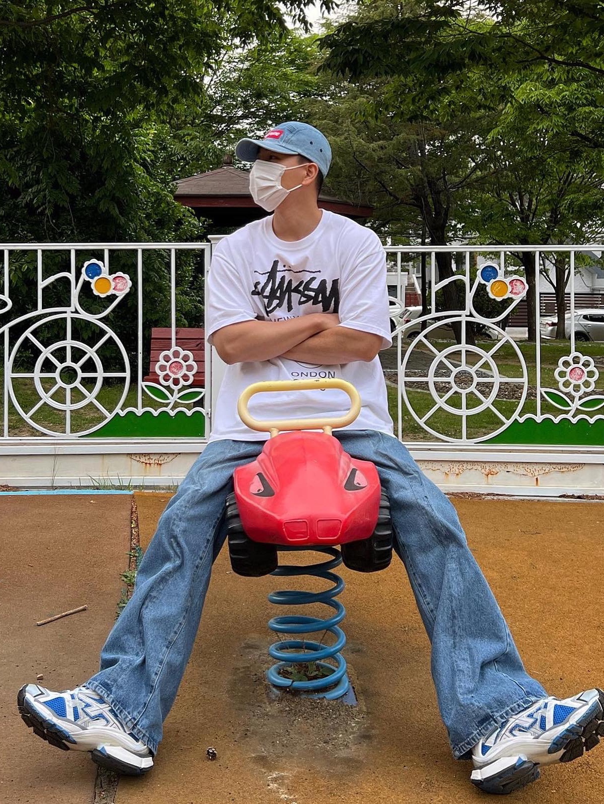 Supreme Washed Chino Twill Camp Cap Denim - 21FW, Stussy World Tour T-Shirt White 착용 스타일