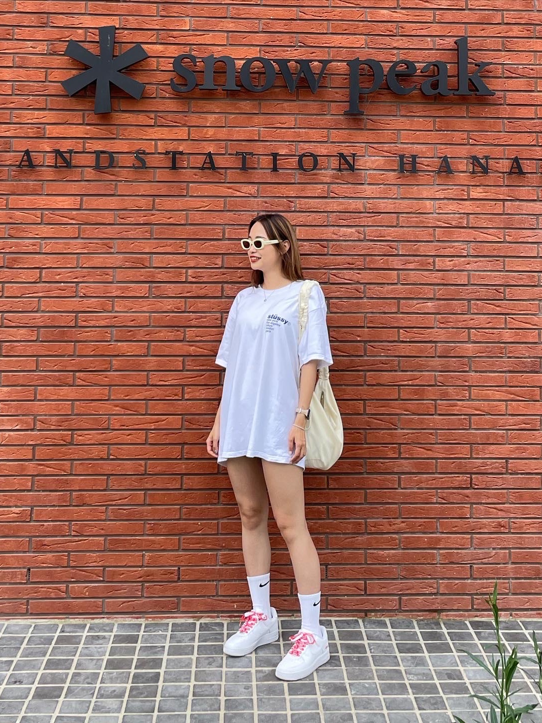 Nike x Supreme Air Force 1 Low White, Stussy Strawberry T-Shirt White 착용 스타일 - 2