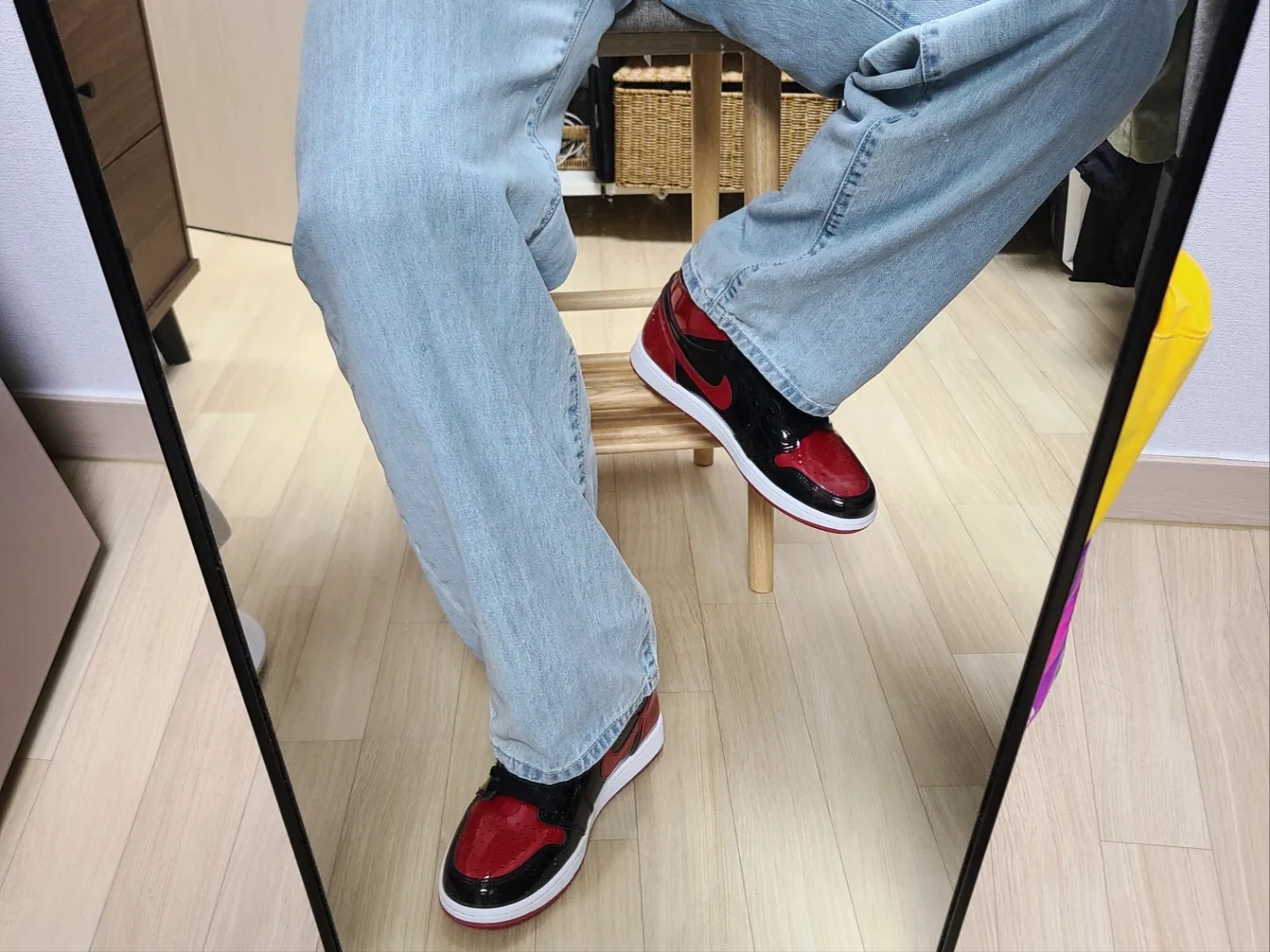 Jordan 1 Retro High OG Patent Bred 착용 스타일 - 3