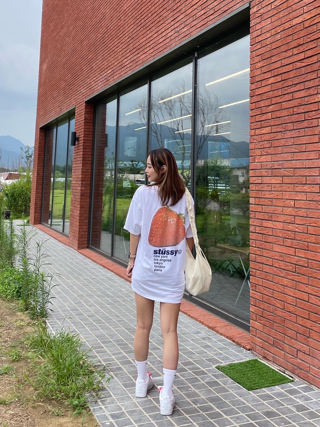 Nike x Supreme Air Force 1 Low White, Stussy Strawberry T-Shirt White 착용 스타일 - 5