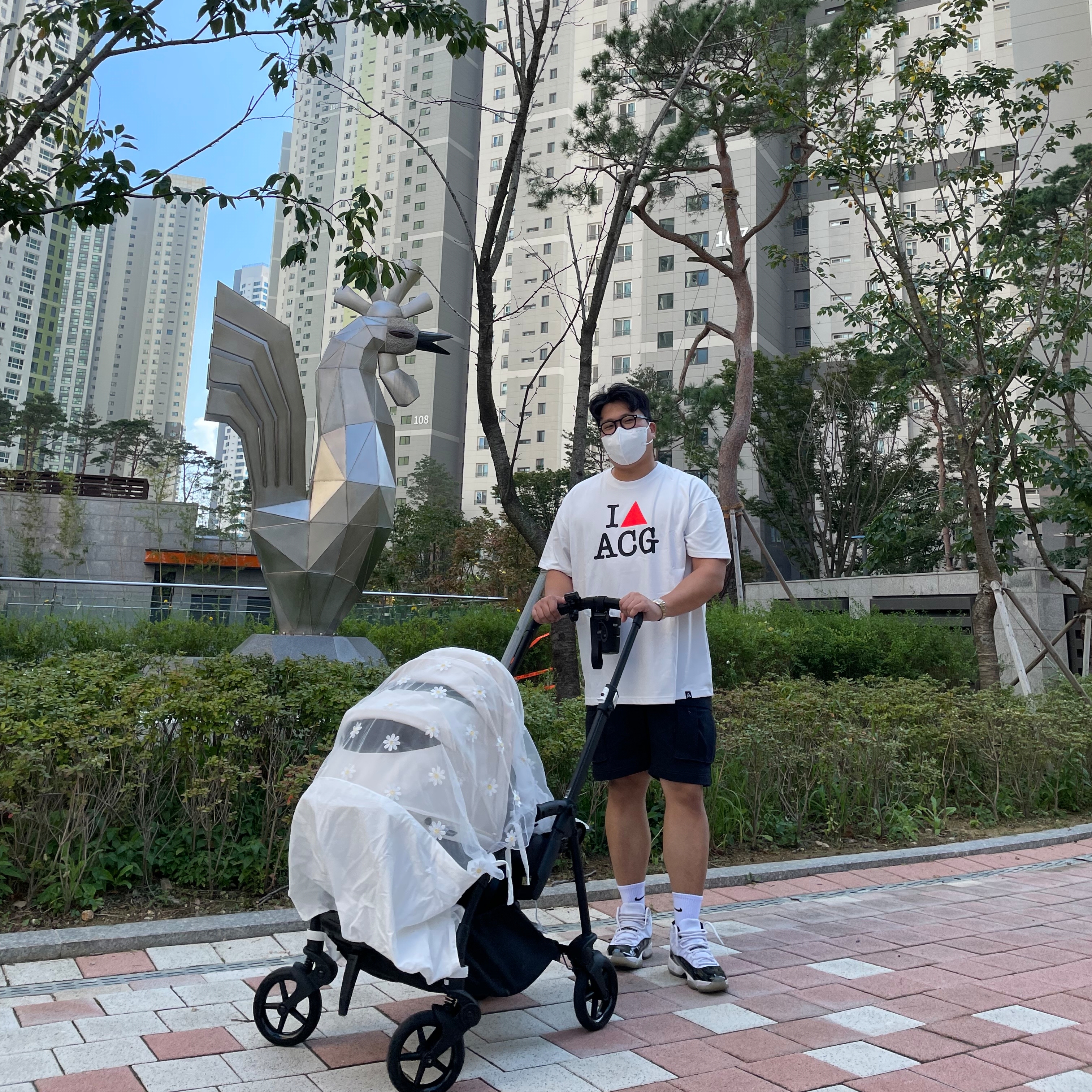 Nike NRG Heart ACG T-Shirt White - US/EU, Nike ACG Smith Summit Cargo Pants Black Summit White - Asia 착용 스타일