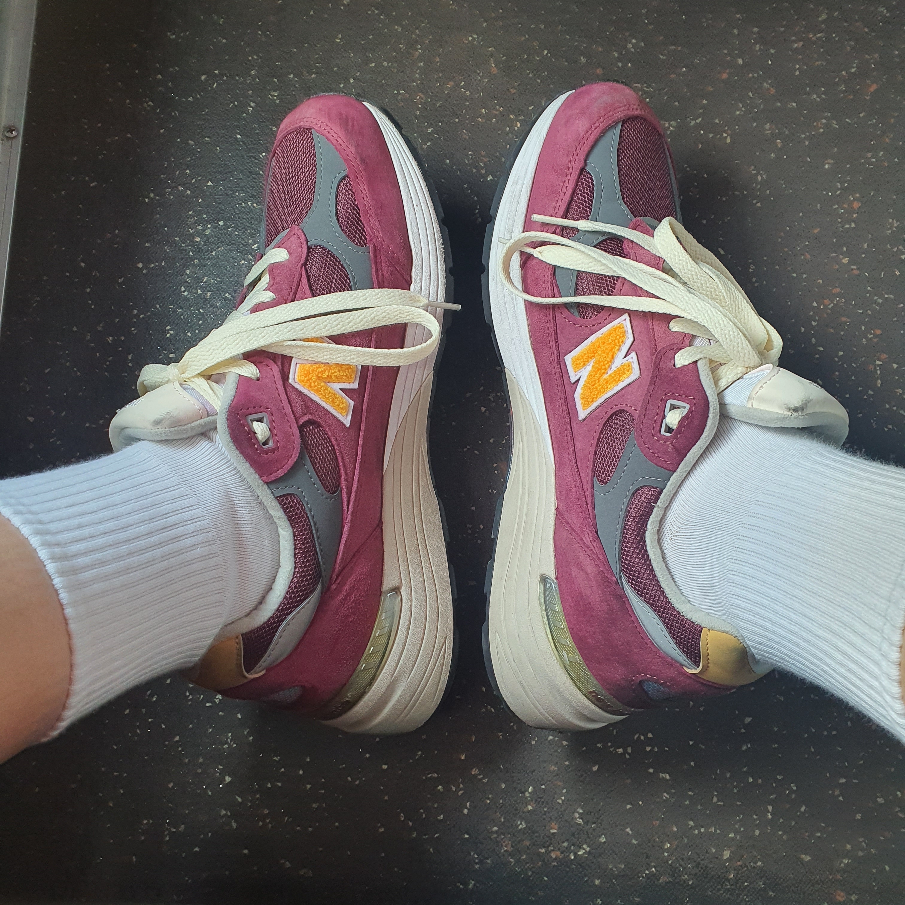 New Balance 992 Made in USA Burgundy Gold 착용 스타일 - 1