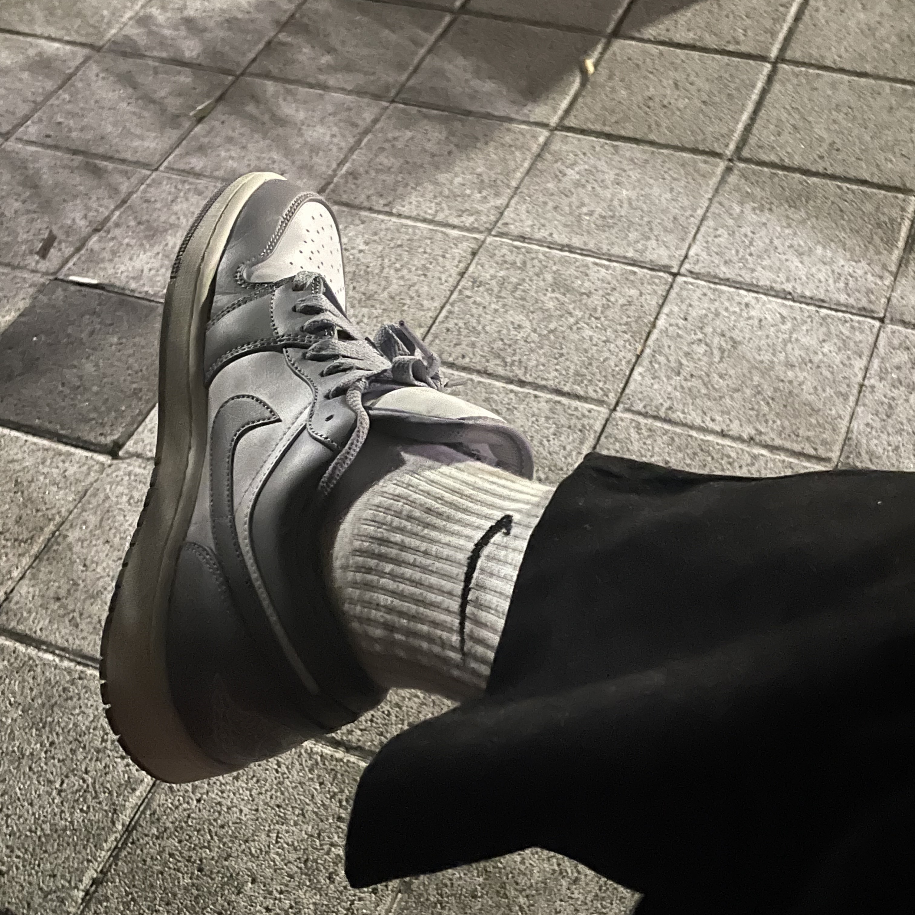 Jordan 1 Low Stealth and White 착용 스타일