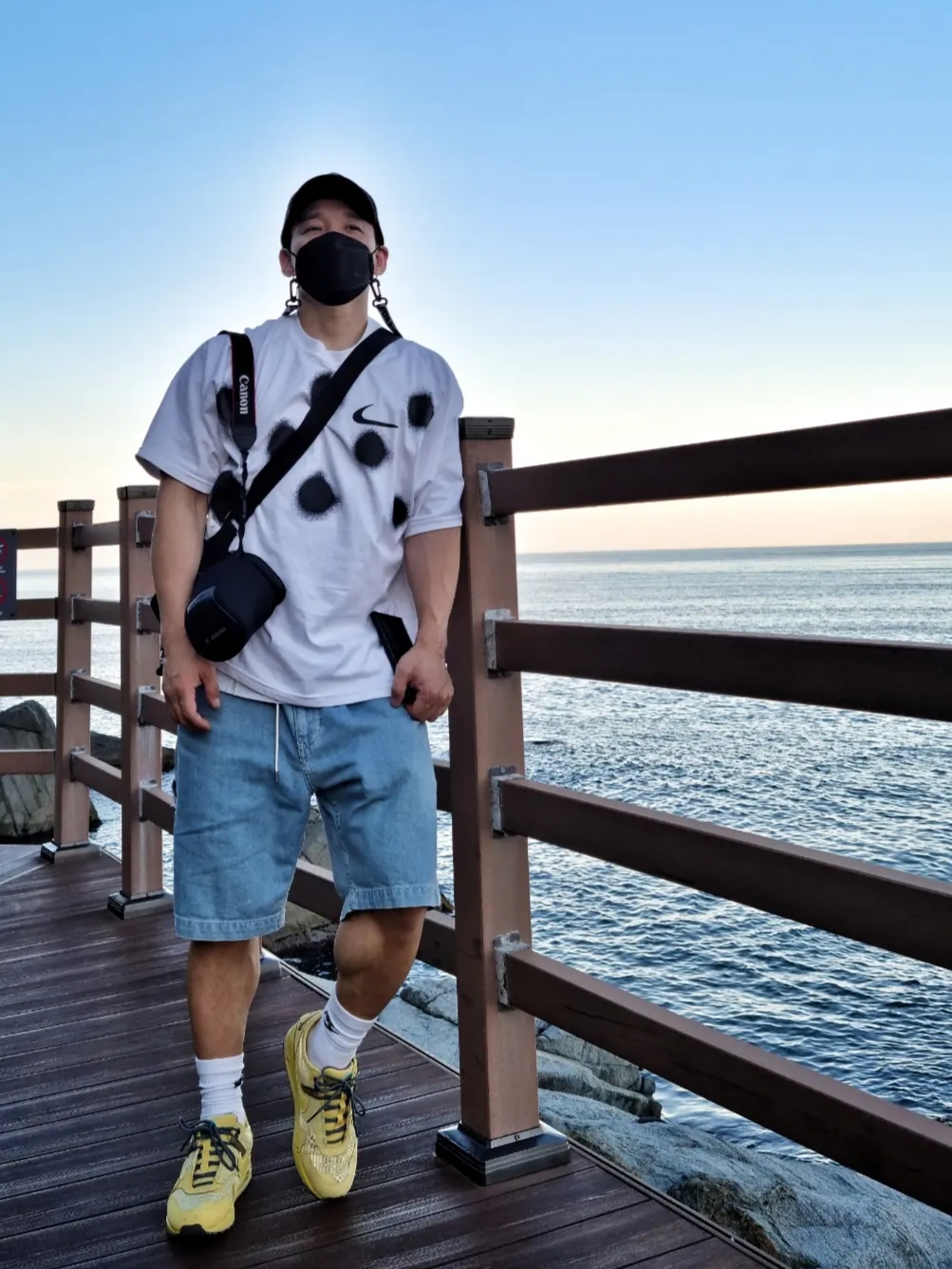 Nike x Travis Scott Air Max 1 Cact.us Gold, Nike x Off-White NRG Short Sleeve T-Shirt White 착용 스타일 - 3