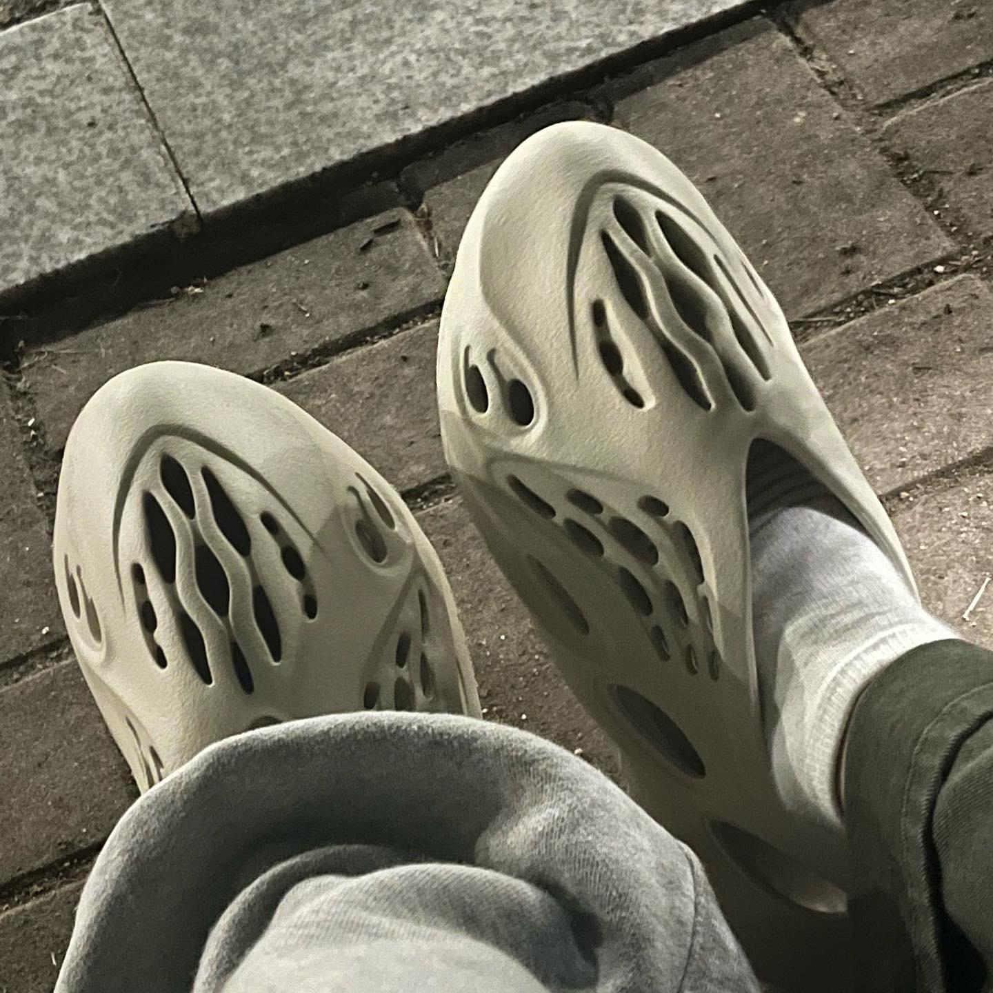 Adidas Yeezy Foam RNNR Sand 착용 스타일 - 2