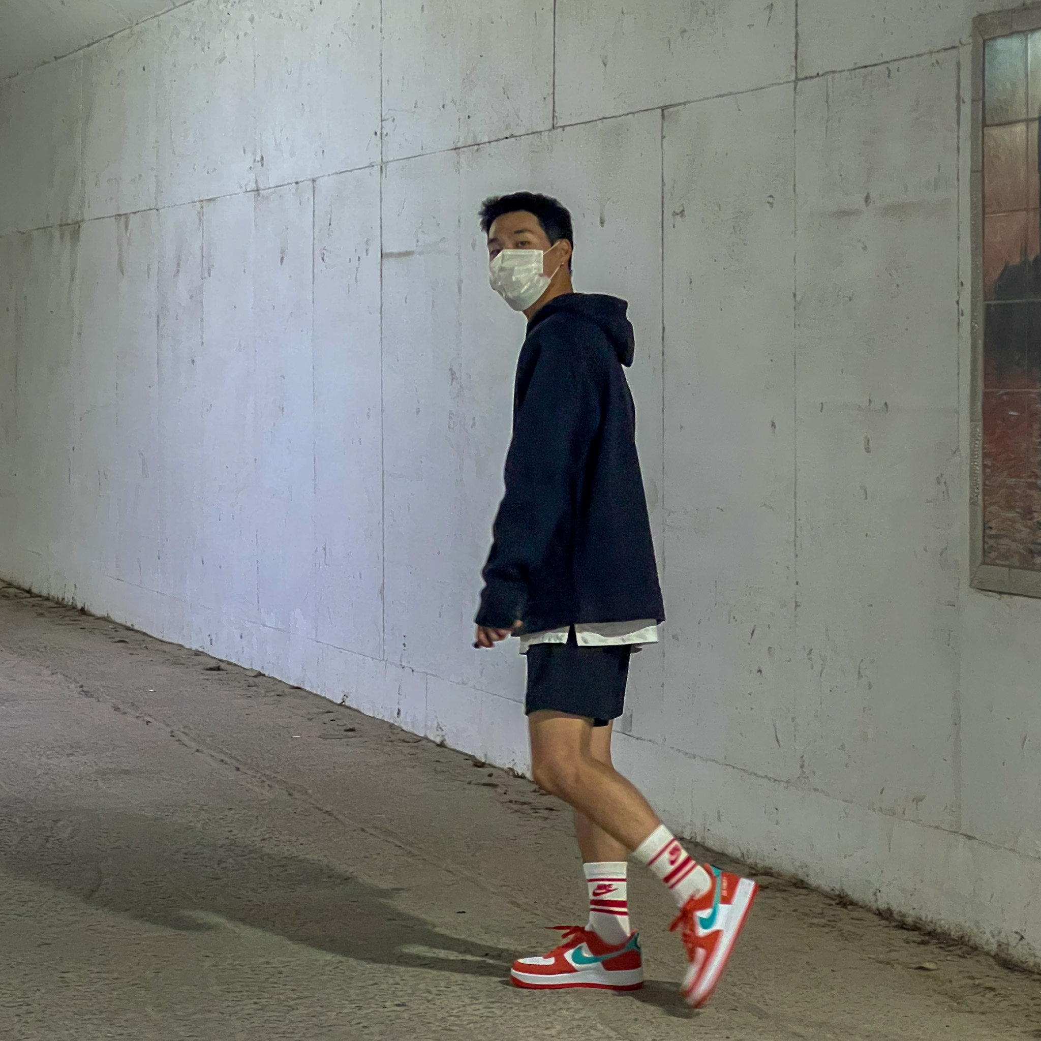 Nike Air Force 1 '07 LV8 Athletic Club Rush Orange Washed Teal 착용 스타일 - 2