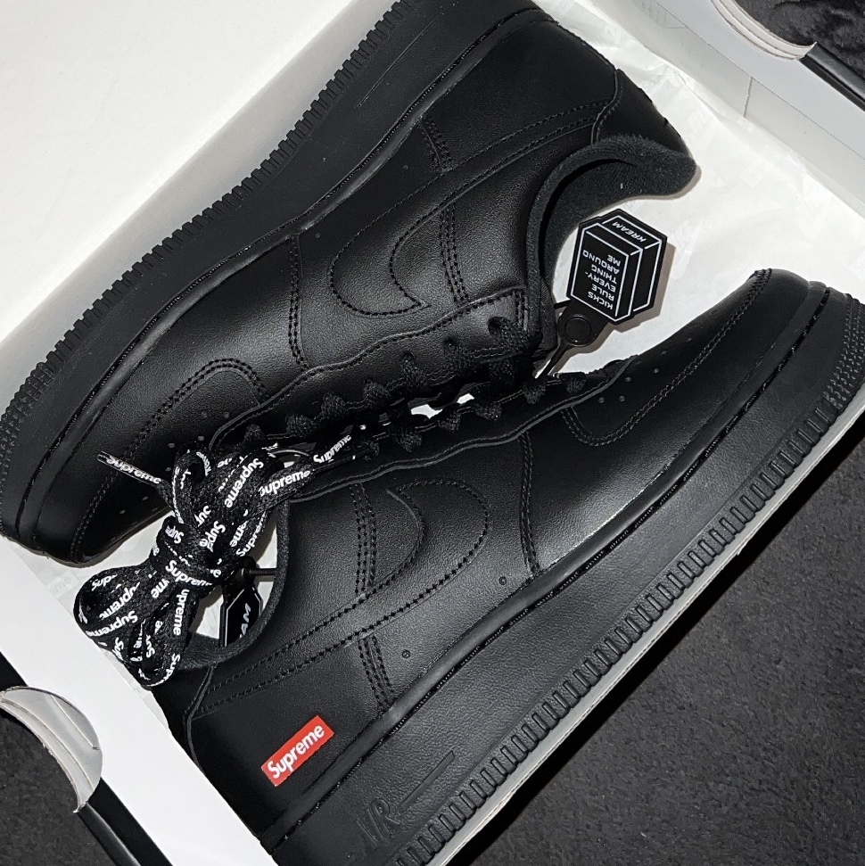 Nike x Supreme Air Force 1 Low Black 착용 스타일 - 2