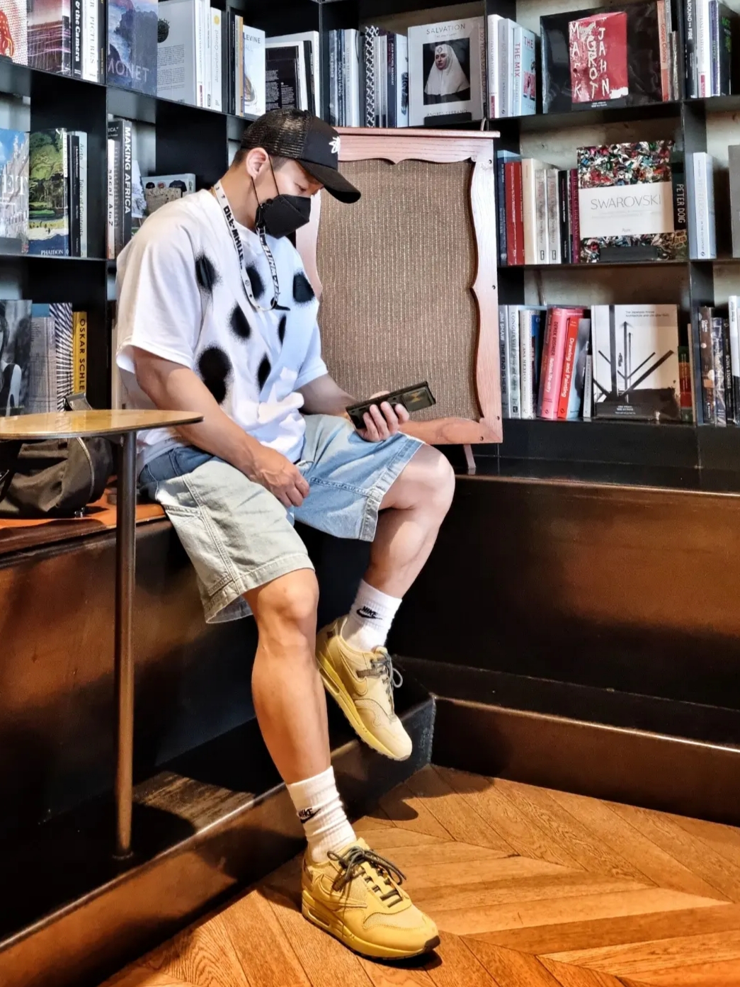Nike x Travis Scott Air Max 1 Cact.us Gold, Nike x Off-White NRG Short Sleeve T-Shirt White 착용 스타일 - 1