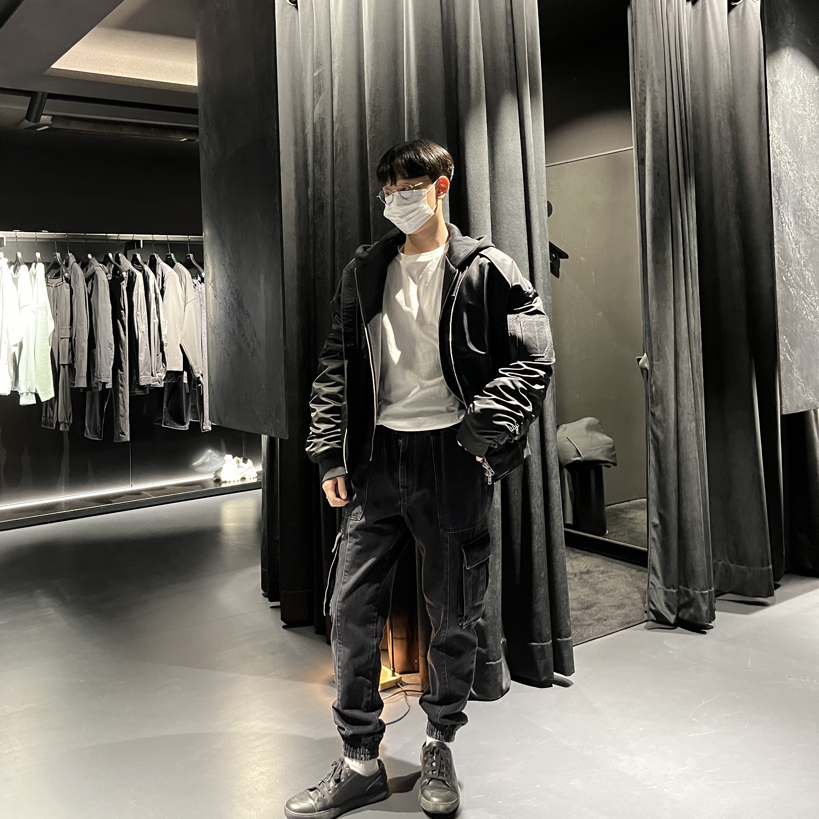Juun.J Cargo Jogger Denim Pants Black - 22SS, Juun.J Detachable Hood MA-1 Jumper Black - 22FW 착용 스타일