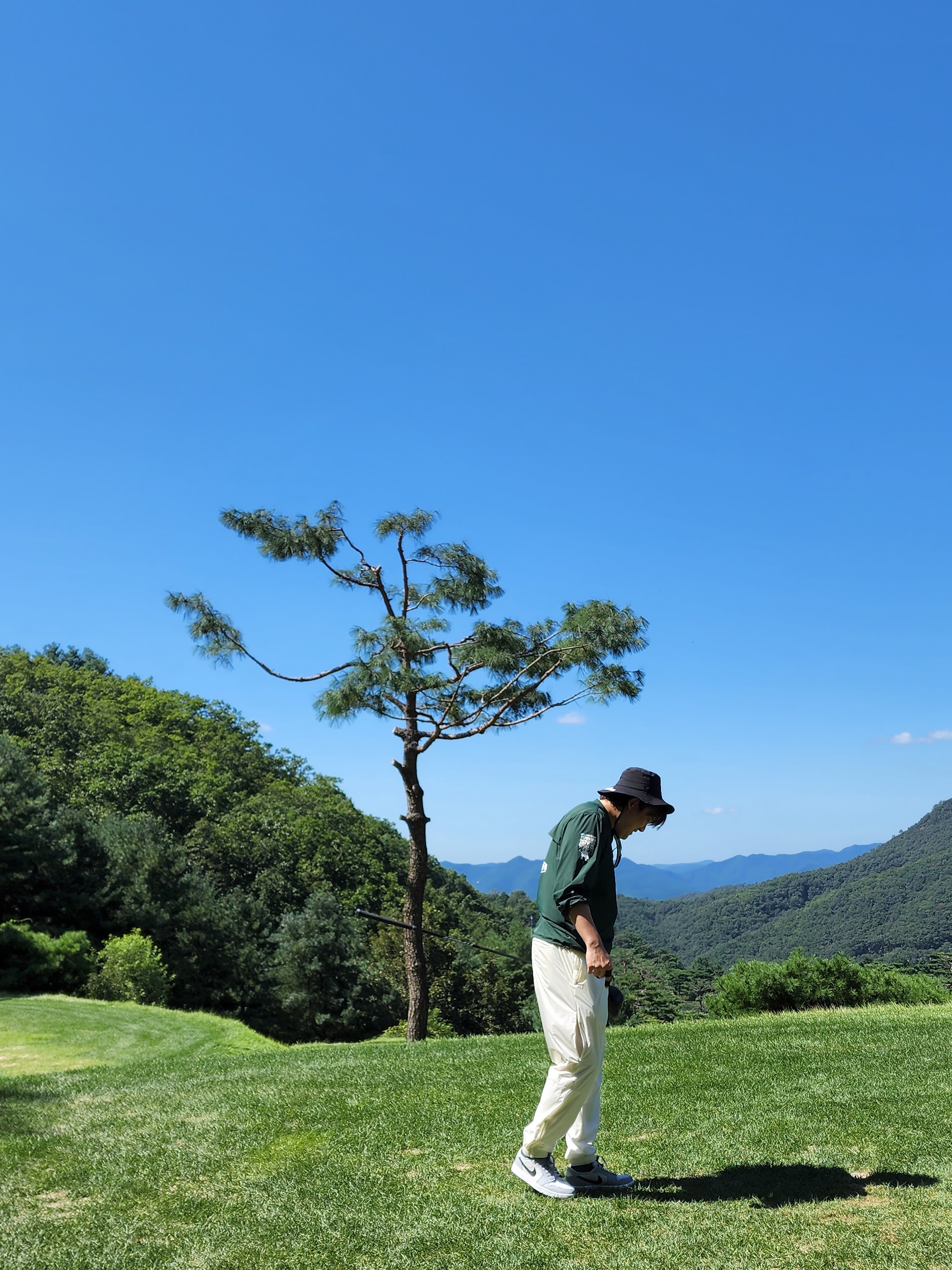 Nike x Drake Nocta Golf Crewneck Top Green - Asia, Malbon Golf M Bucket Classic Pouch Green 착용 스타일 - 3