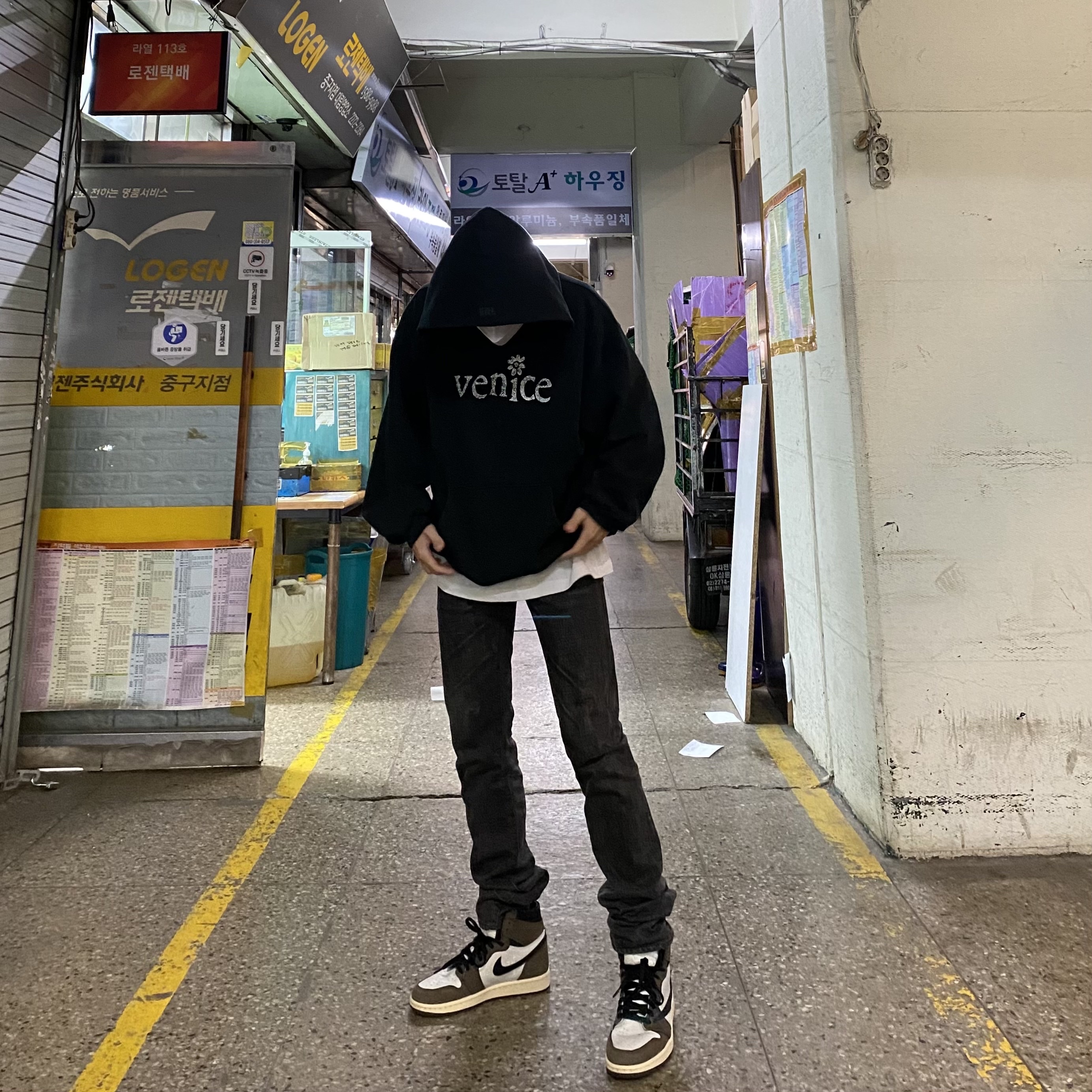 Jordan 1 x Travis Scott Retro High OG SP Mocha, Human Made T-Shirts White (3 Pack) 착용 스타일 - 3