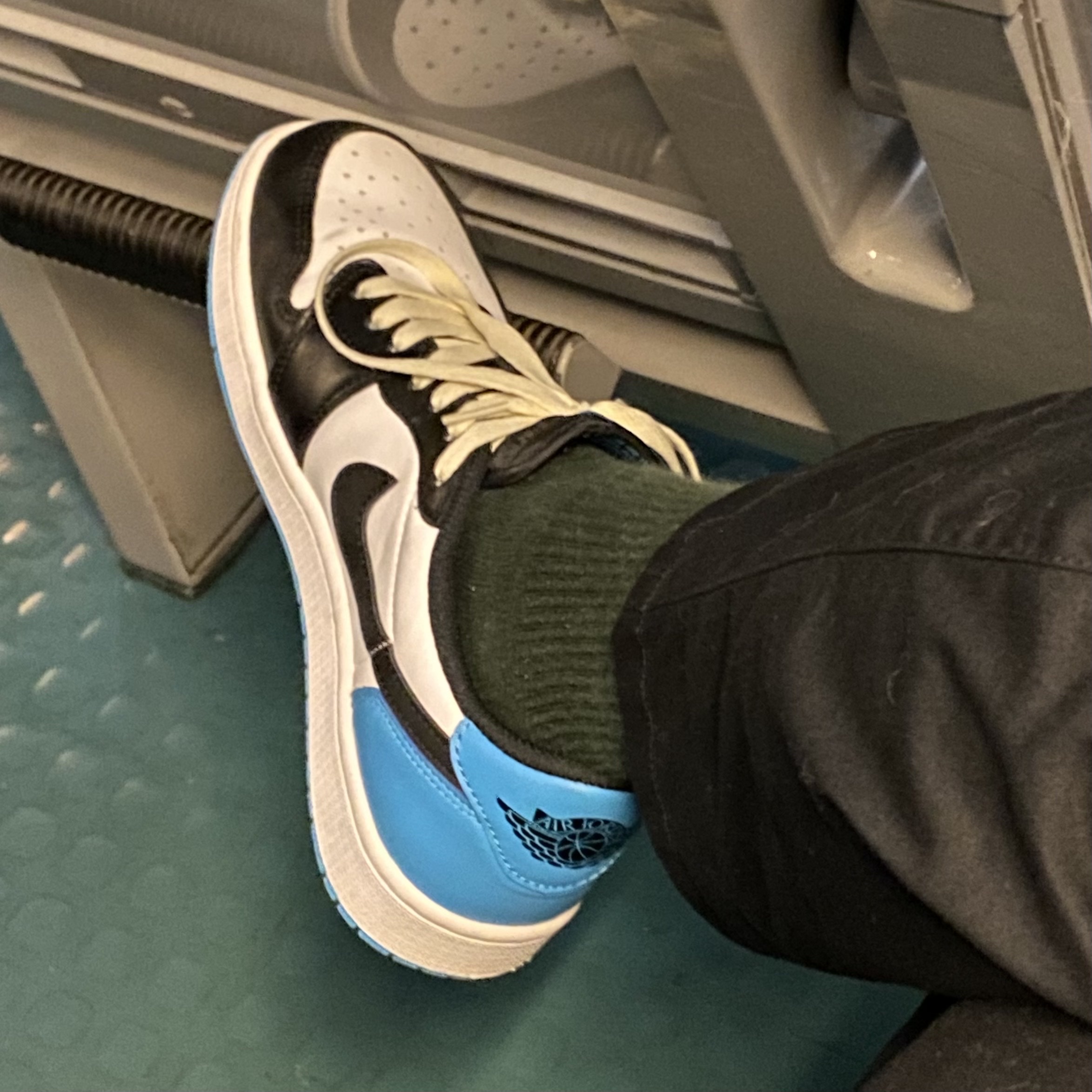 Jordan 1 Retro Low OG Black and Dark Powder Blue 착용 스타일 - 3