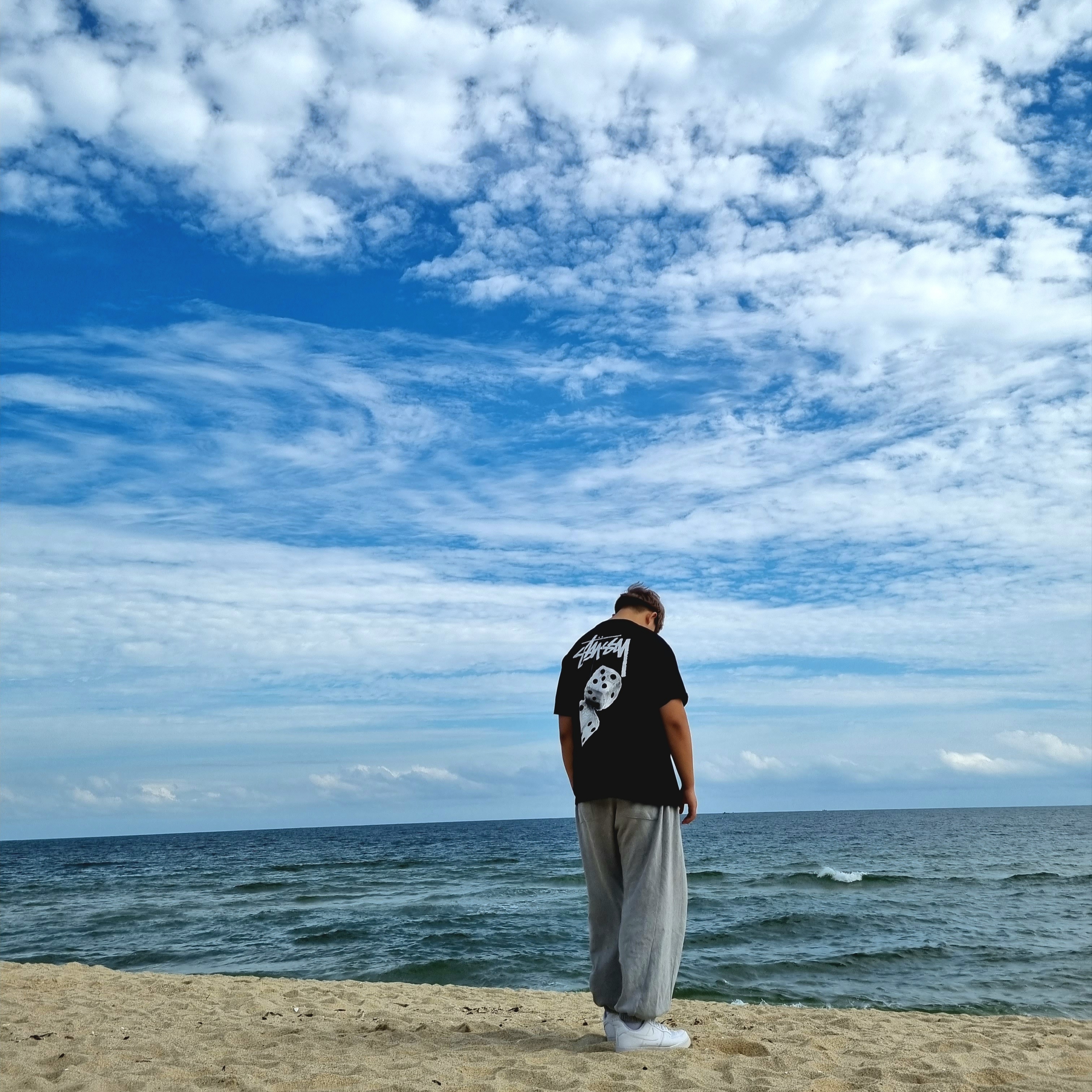 Stussy Fuzzy Dice T-Shirt Black, Nike Air Force 1 '07 Low White 착용 스타일