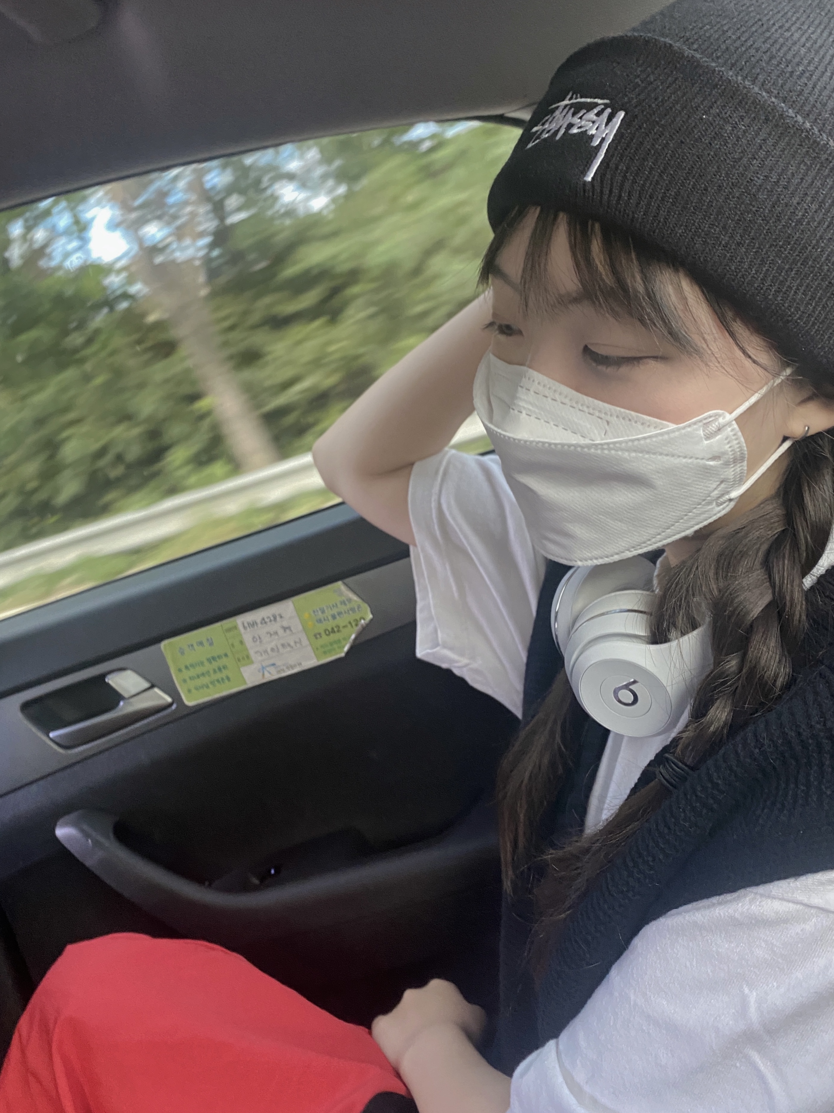 Stussy Stock Cuff Beanie Black 착용 스타일