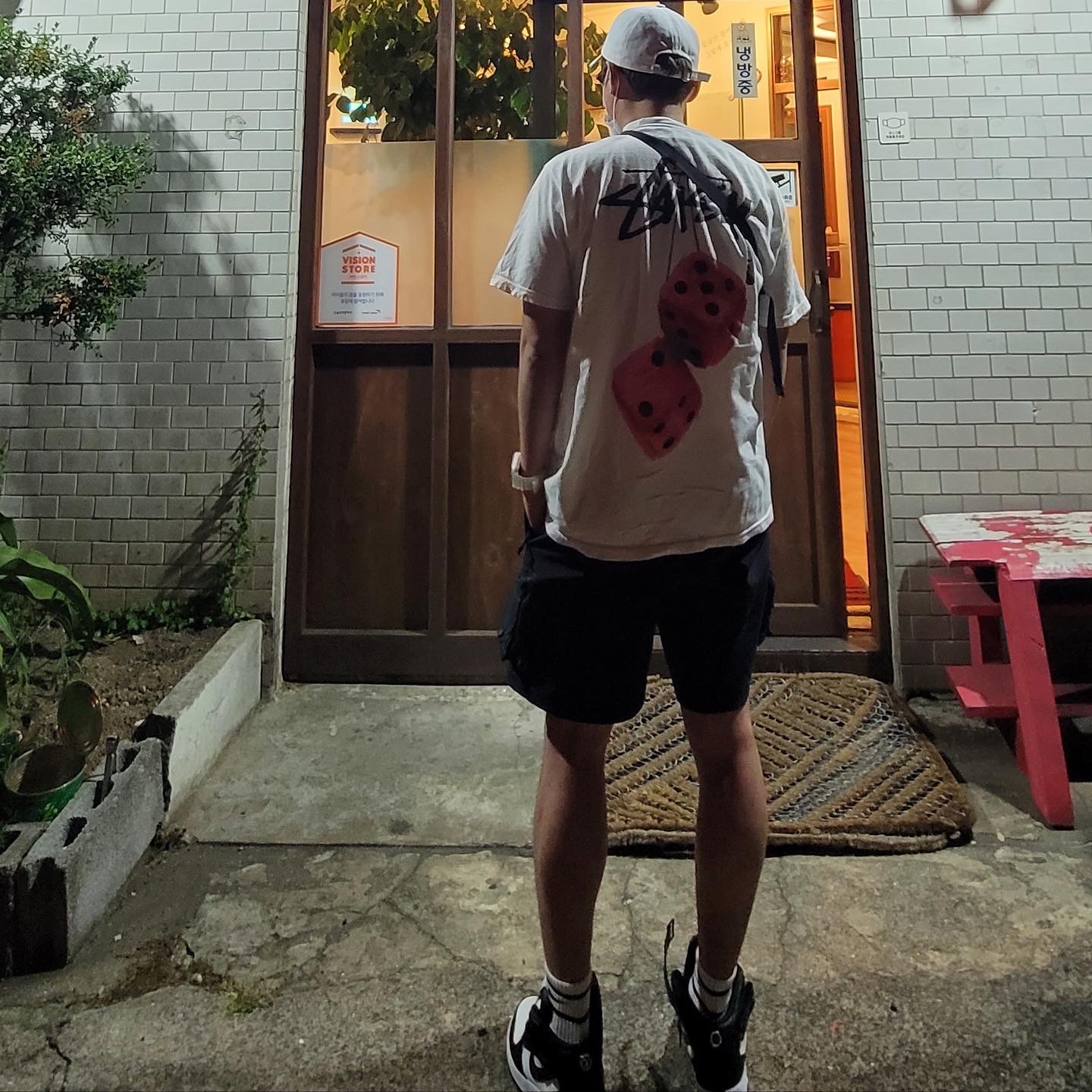 Maison Kitsune Large Fox Head Embroidered 6P Cap White - 21FW, Stussy Fuzzy Dice T-Shirt White 착용 스타일 - 2