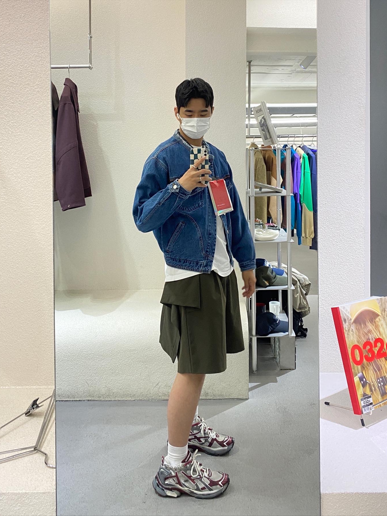 Balenciaga Runner Sneakers Grey Burgundy 착용 스타일 - 2