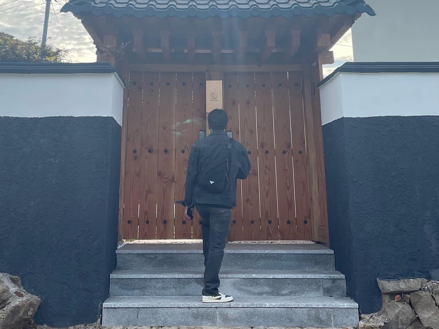 Jordan 1 x Travis Scott Retro Low OG SP Sail and Ridgerock, Prada Re-Nylon and Leather Shoulder Strap Backpack Black 착용 스타일