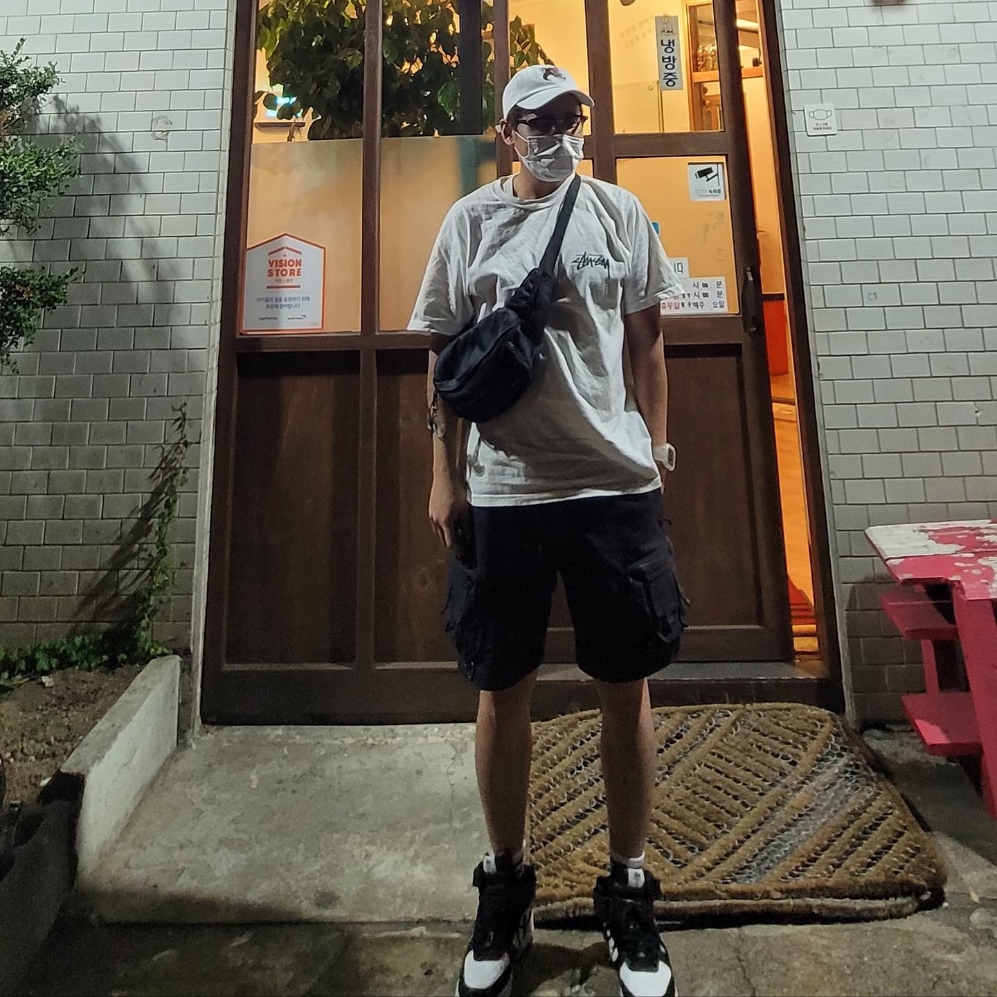 Maison Kitsune Large Fox Head Embroidered 6P Cap White - 21FW, Stussy Fuzzy Dice T-Shirt White 착용 스타일 - 1