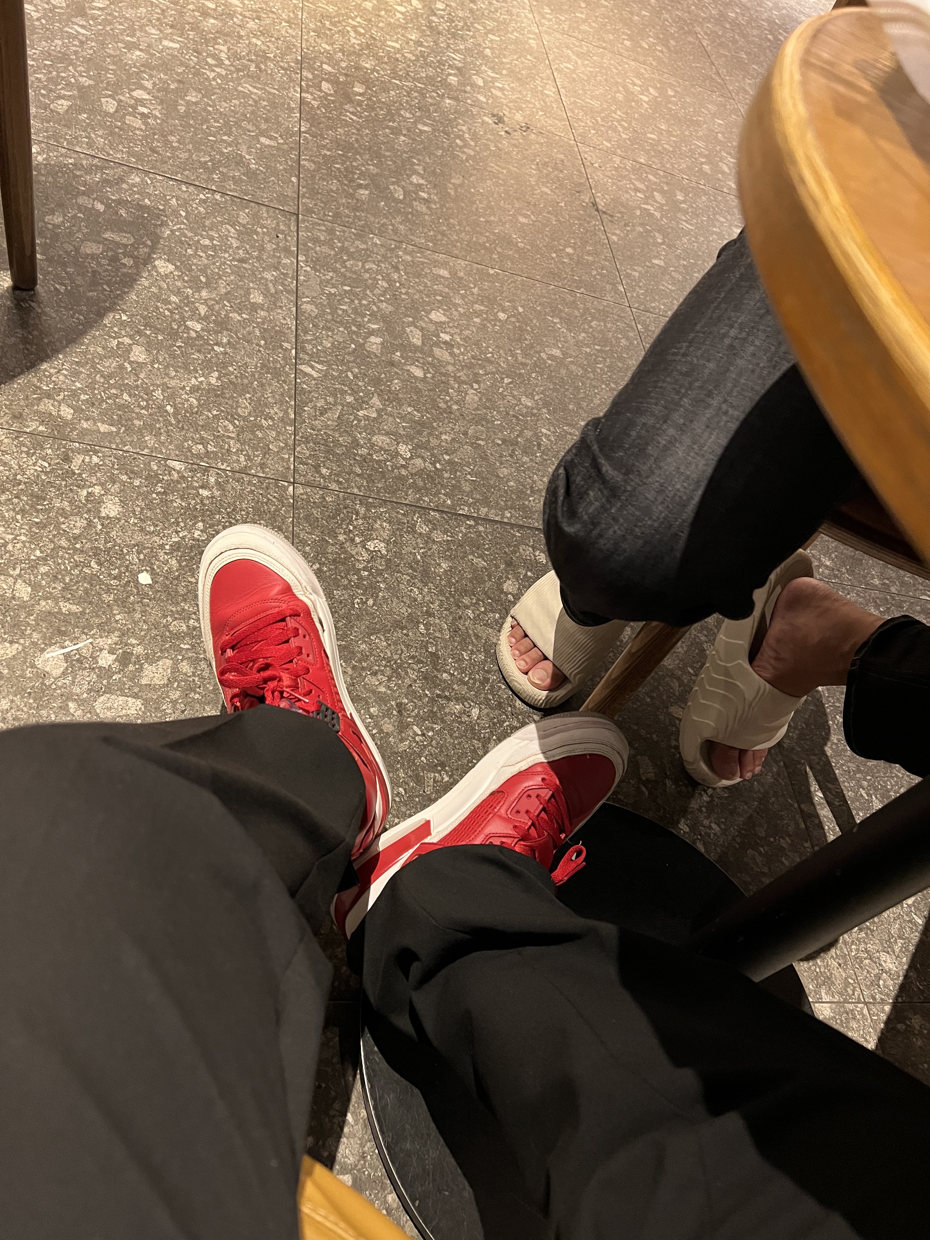 Jordan Spizike Gym Red, Adidas Adilette 22 Clear Grey 착용 스타일 - 4