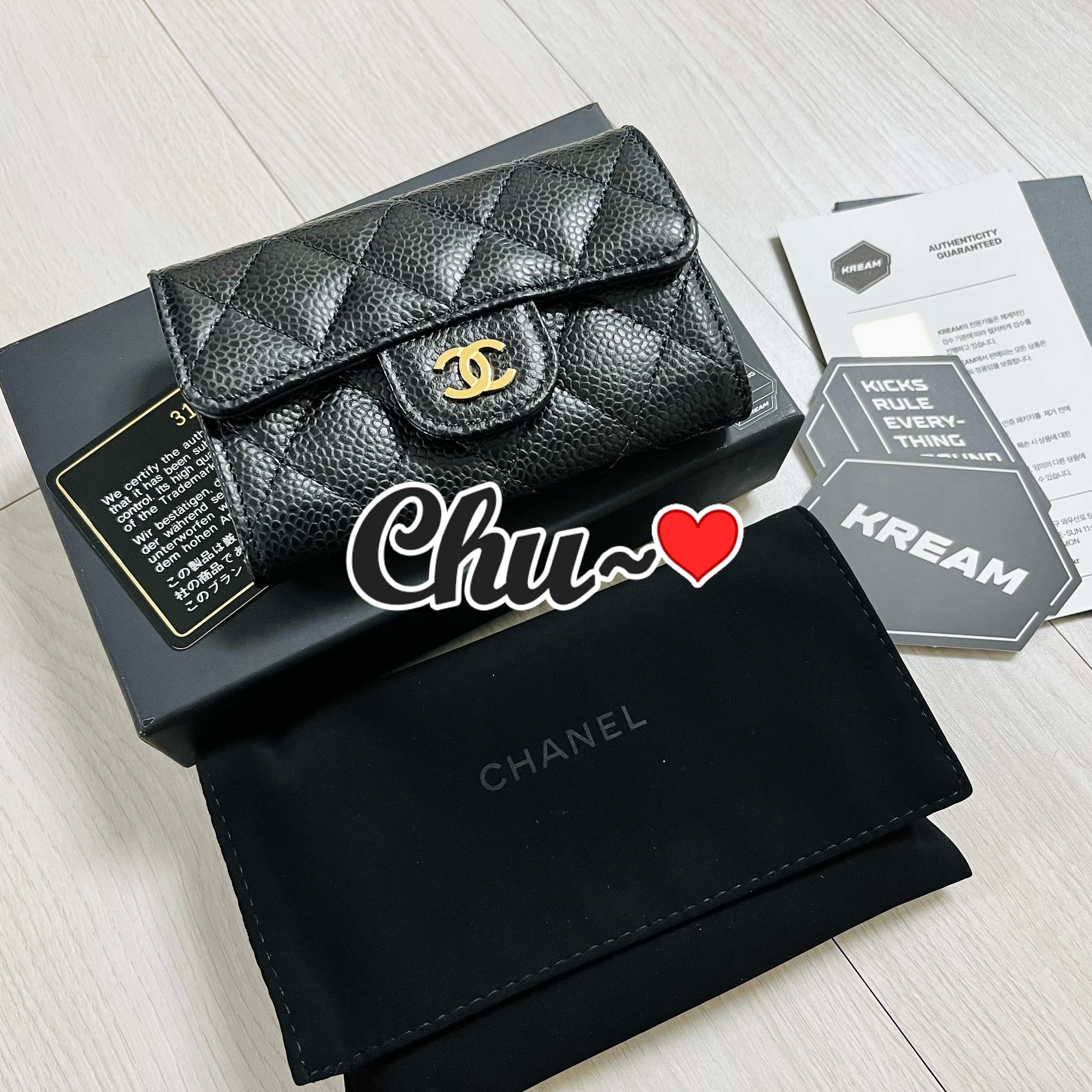 Chanel Classic Card Holder Grained Calfskin & Gold Black 착용 스타일 - 2