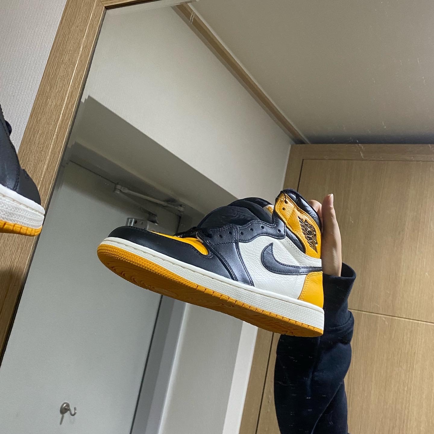 Jordan 1 Retro High OG Taxi, Nike Air Force 1 '07 Low White 착용 스타일 - 2
